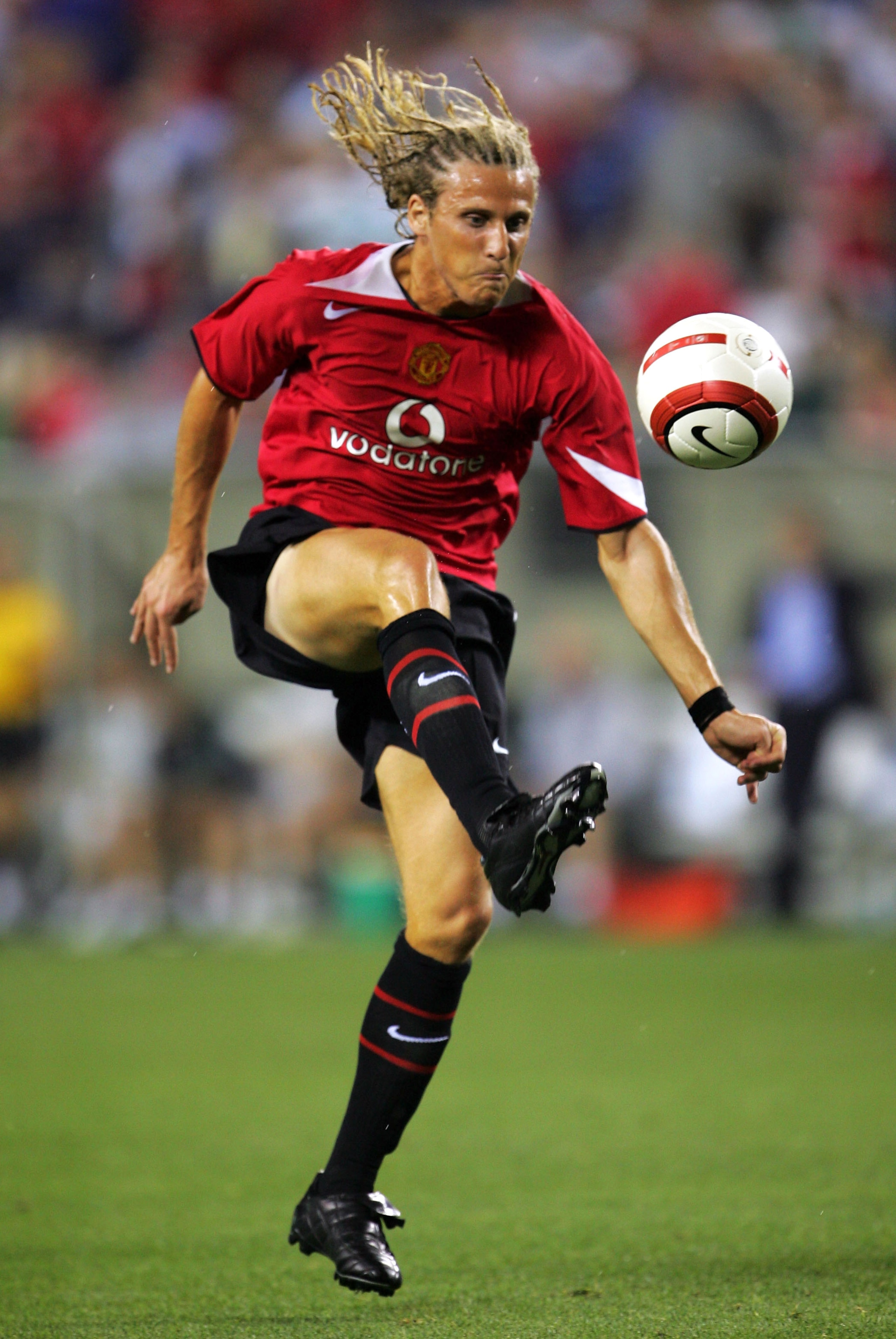 PHILADELPHIA - JULY 28: Diego Forlan #21 of Manchester United in action against Celtic during the ChampionsWorld Series game July 28, 2004 in Philadelphia, United States. (Photo by Jamie Squire/Getty Images) PHILADELPHIA - JULY 28: Diego Forlan #21 of Manchester United in action against Celtic during the ChampionsWorld Series game July 28, 2004 in Philadelphia, United States. (Photo by Jamie Squire/Getty Images)
