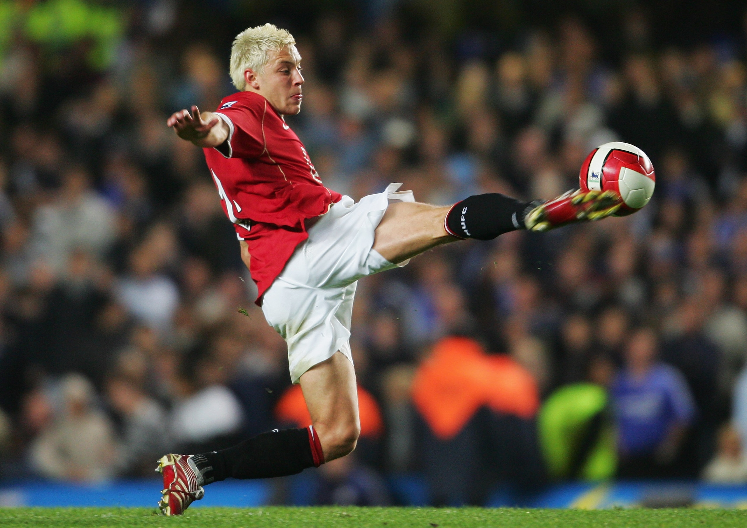 LONDON - MAY 09: Alan Smith of Manchester United stretches for the ball during the Barclays Premiership match between Chelsea and Manchester United at Stamford Bridge on May 9, 2007 in London, England. (Photo by Jamie McDonald/Getty Images) LONDON - MAY 09: Alan Smith of Manchester United stretches for the ball during the Barclays Premiership match between Chelsea and Manchester United at Stamford Bridge on May 9, 2007 in London, England. (Photo by Jamie McDonald/Getty Images)