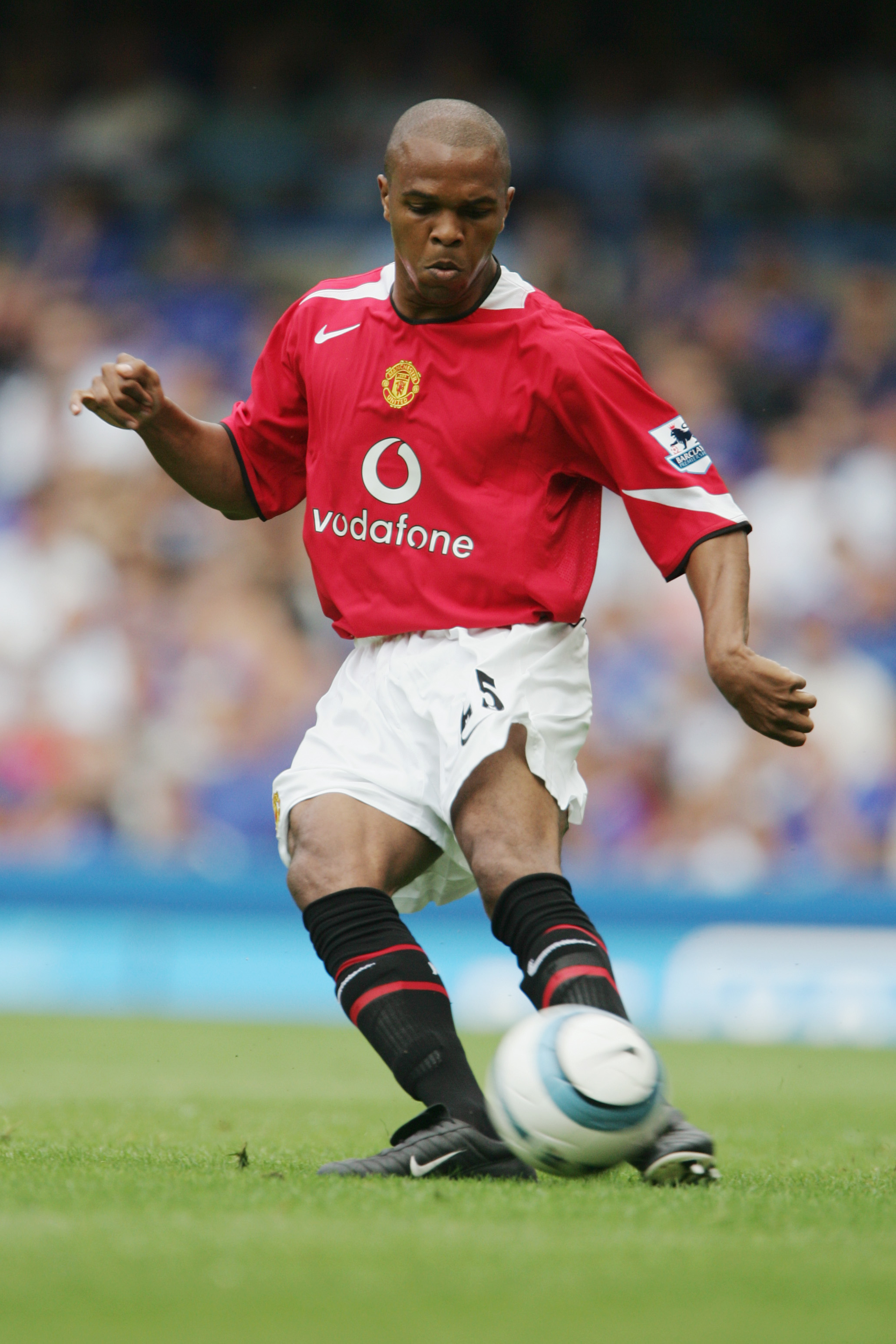 LONDON - AUGUST 15:  Quinton Fortune of Manchester United in action during the Barclays Premiership match between Chelsea and Manchester United at Stamford Bridge on August 15, 2004 in London. (Photo by Phil Cole/Getty Images)