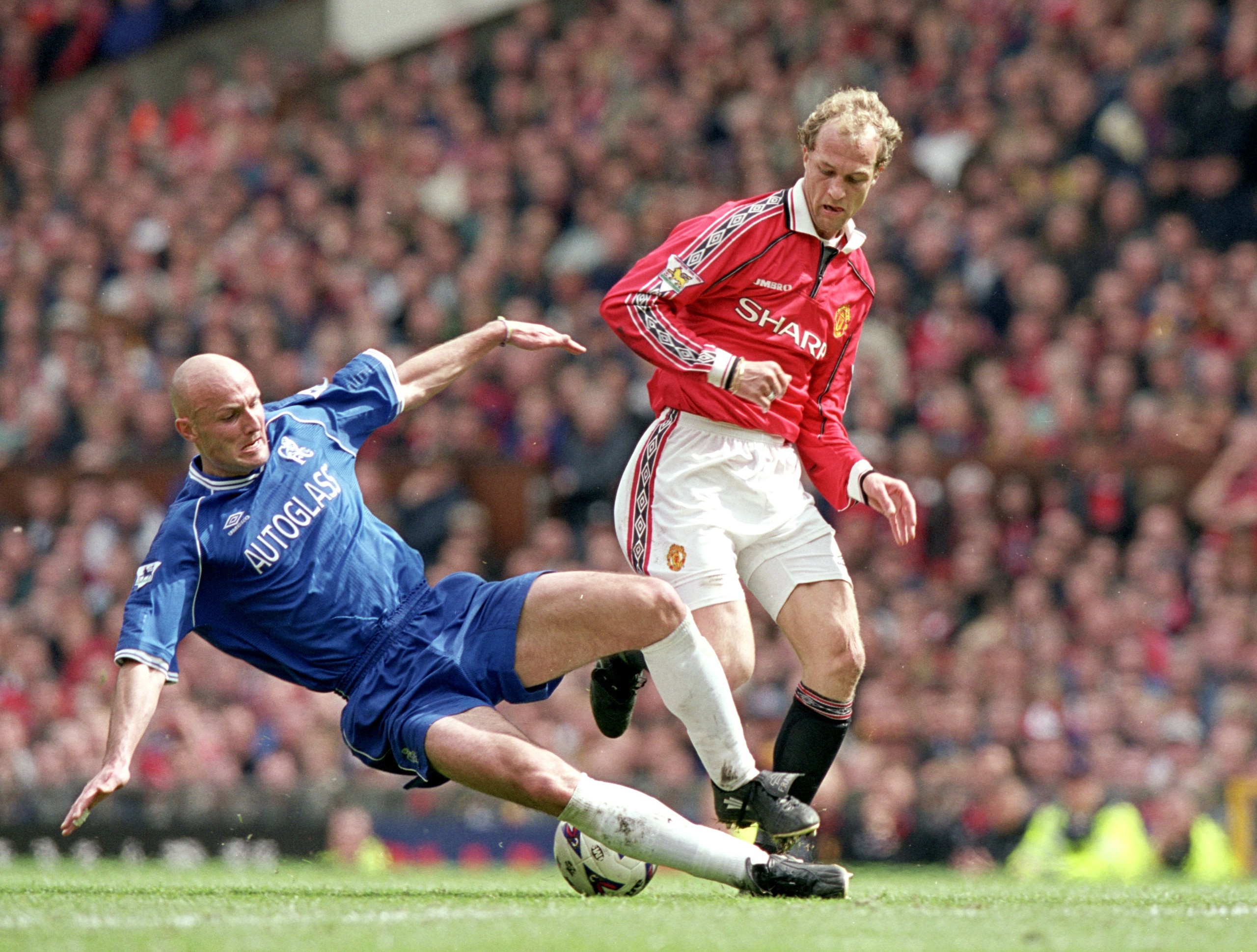 24 Apr 2000: Frank Leboeuf of Chelsea challenges Jordi Cruyff of Manchester United during the FA Carling Premiership game between Manchester United and Chelsea at Old Trafford in Manchester. The game ended 3-2 to Manchester United. \ Mandatory Credit: Cl 24 Apr 2000: Frank Leboeuf of Chelsea challenges Jordi Cruyff of Manchester United during the FA Carling Premiership game between Manchester United and Chelsea at Old Trafford in Manchester. The game ended 3-2 to Manchester United. \ Mandatory Credit: Cl