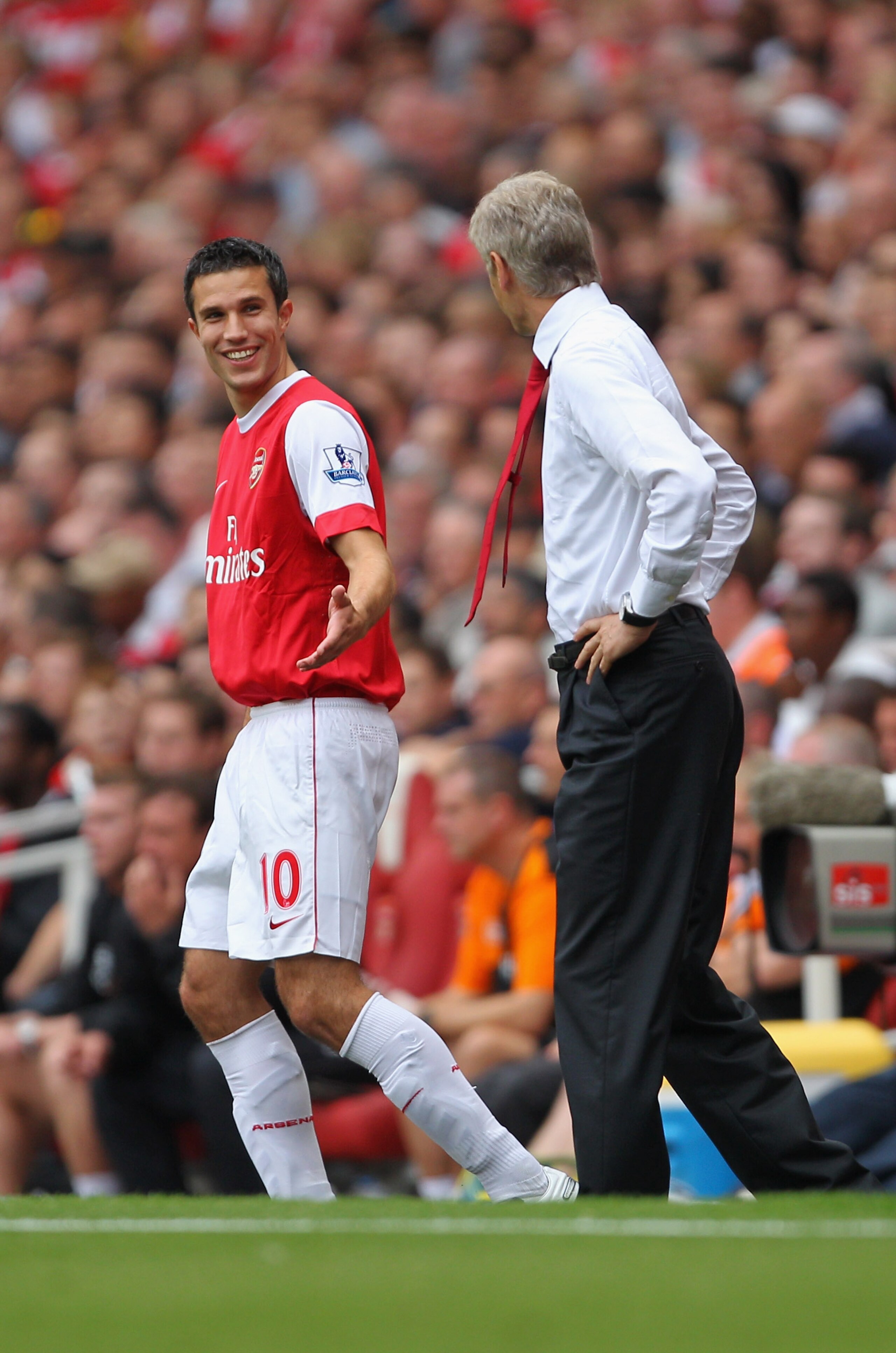 LONDON, ENGLAND - AUGUST 21:  Robin van Persie of Arsenal shares a joke with Arsene Wenger prior to coming on during the Barclays Premier League match between Arsenal and Blackpool at The Emirates Stadium on August 21, 2010 in London, England.  (Photo by