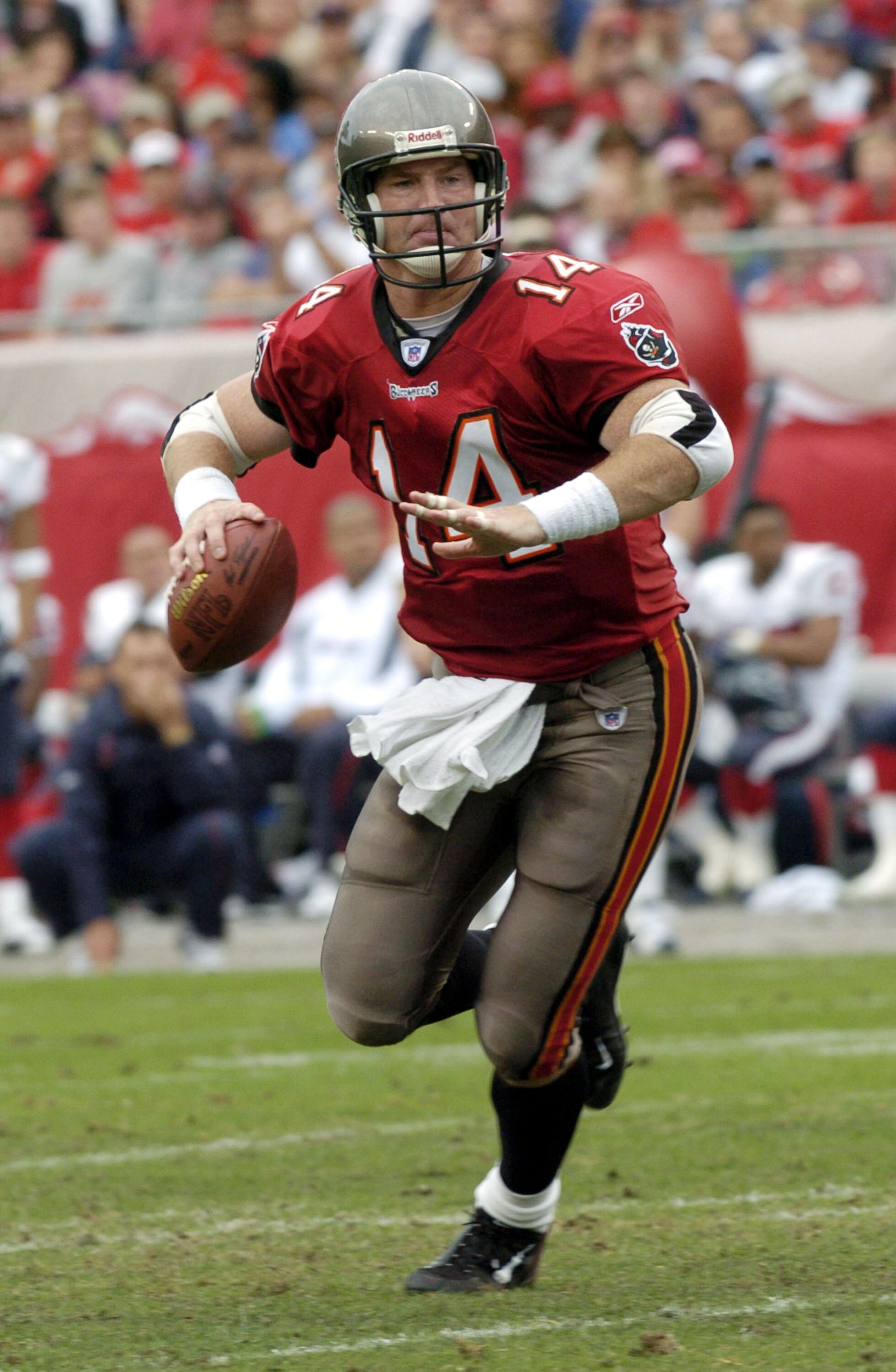 Tampa Bay Buccaneers quarterback Brad Johnson sets to pass upfield  against the Houston Texans at Raymond James Stadium, Tampa, Florida, December 14, 2003.  The Bucs defeated the Texans 16-0.  (Photo by Al Messerschmidt/Getty Images)