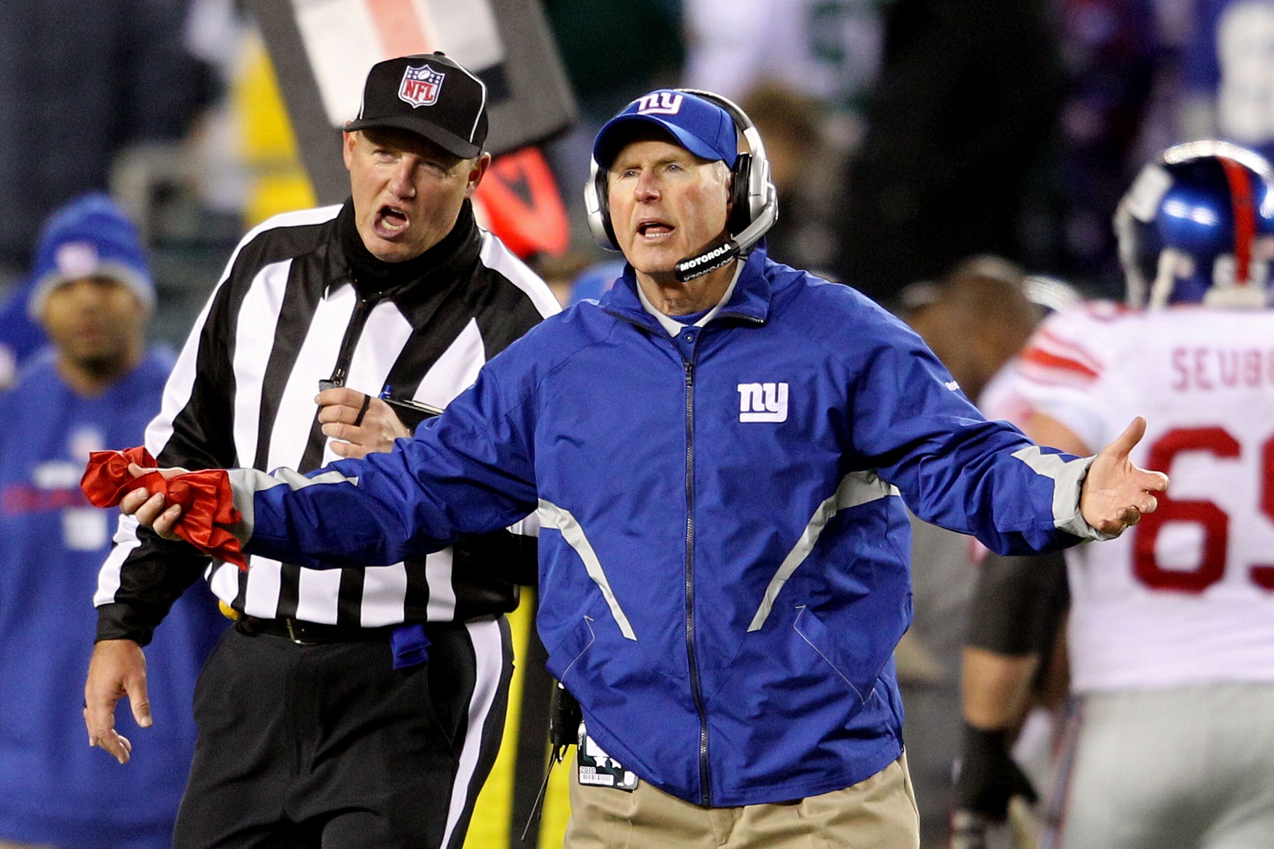 PHILADELPHIA - NOVEMBER 21:  Head coach Tom Coughlin of the New York Giants reacts after a fumble by Eli Manning #10 late in the fourth quarteragainst the Philadelphia Eagles at Lincoln Financial Field on November 21, 2010 in Philadelphia, Pennsylvania. (