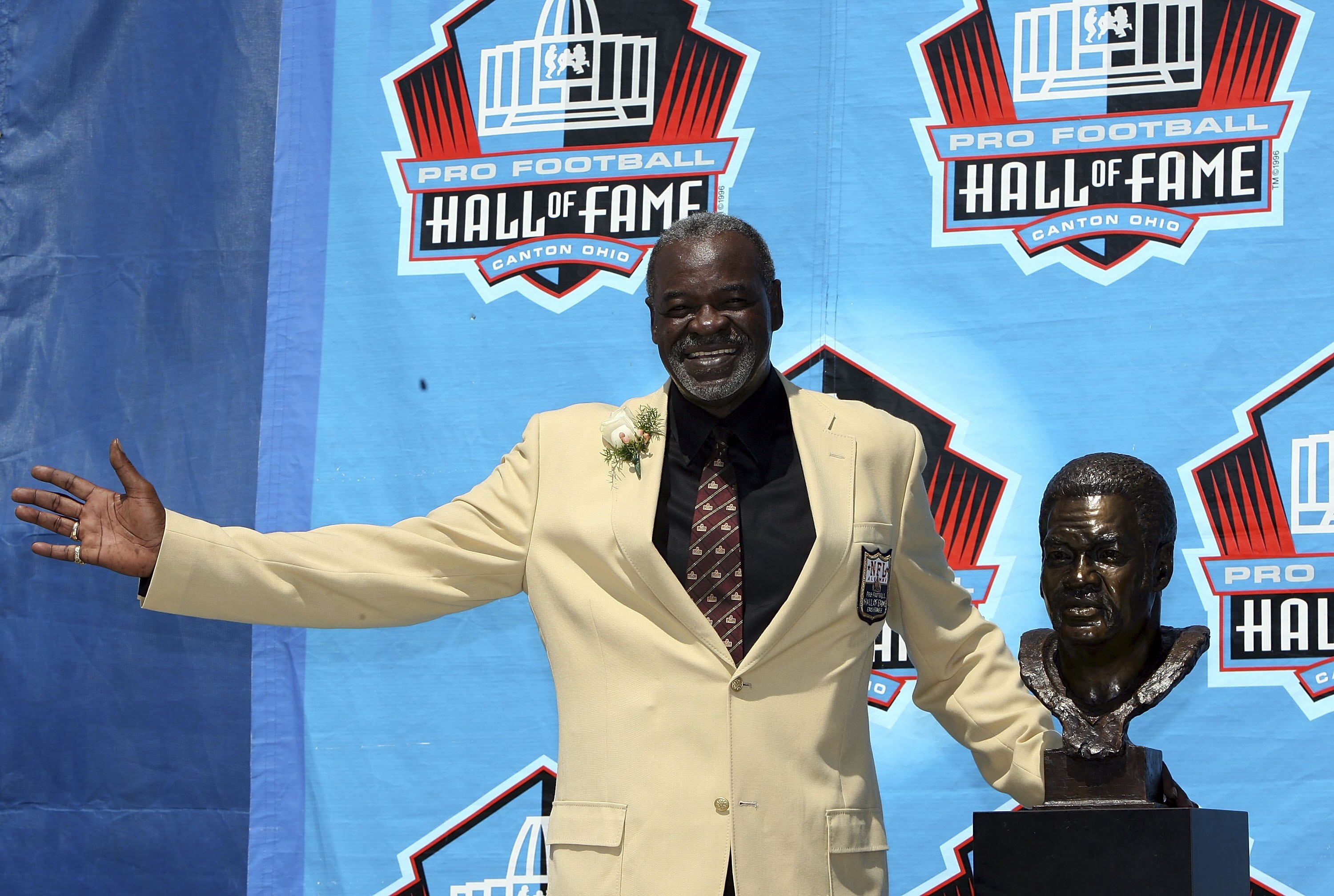 CANTON, OH - AUGUST 05:  Rayfield Wright of the Dallas Cowboys poses with his bust after his induction during the Class of 2006 Pro Football Hall of Fame Enshrinement Ceremony at Fawcett Stadium on August 5, 2006 in Canton, Ohio.  (Photo by Doug Benc/Gett