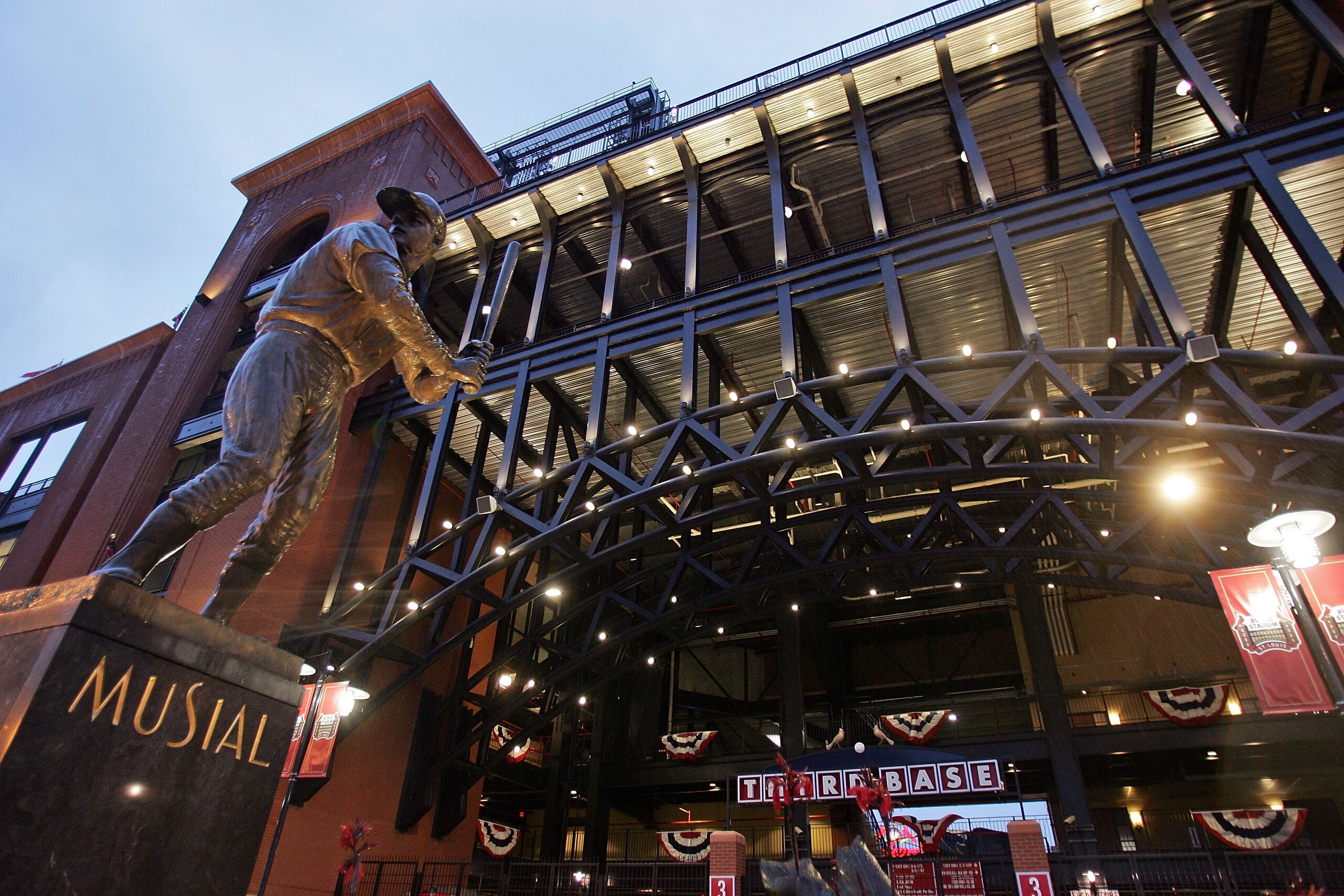 ST. LOUIS - OCTOBER 16:  A statue of former St. Louis Cardinal Hall of Fame member, Stan Musial stands in the rain outside of Busch Stadium after game five of the NLCS between the New York Mets and the St. Louis Cardinals was cancelled due to rain October