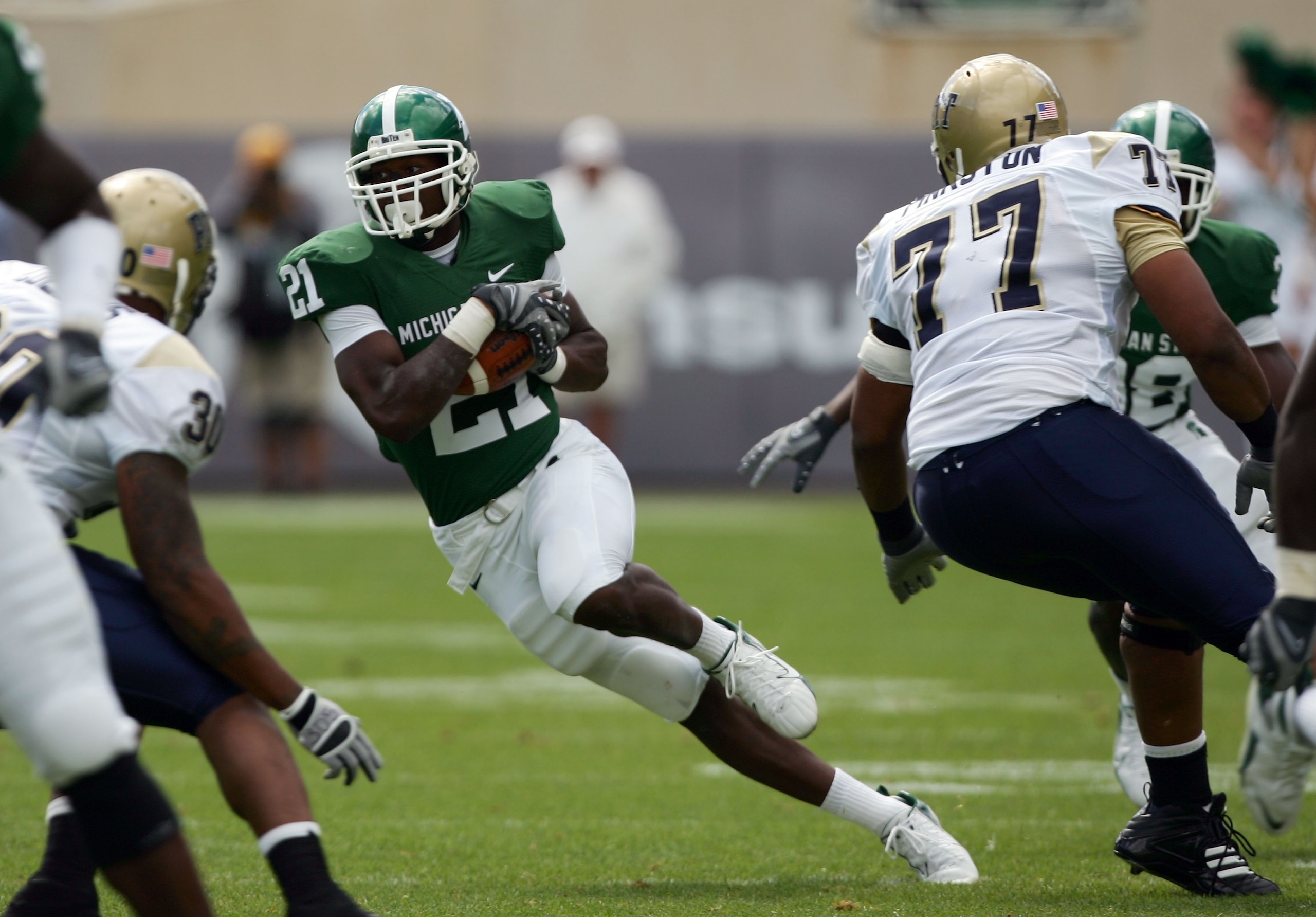 EAST LANSING, MI - SEPTEMBER 15:  Otis Wiley #21 of the Michigan State Spartans runs back his interception past Jason Pinkston #77 of the Pittsburgh Panthers during the first quarter at Spartan Stadium on September 15, 2007 in East Lansing, Michigan. The