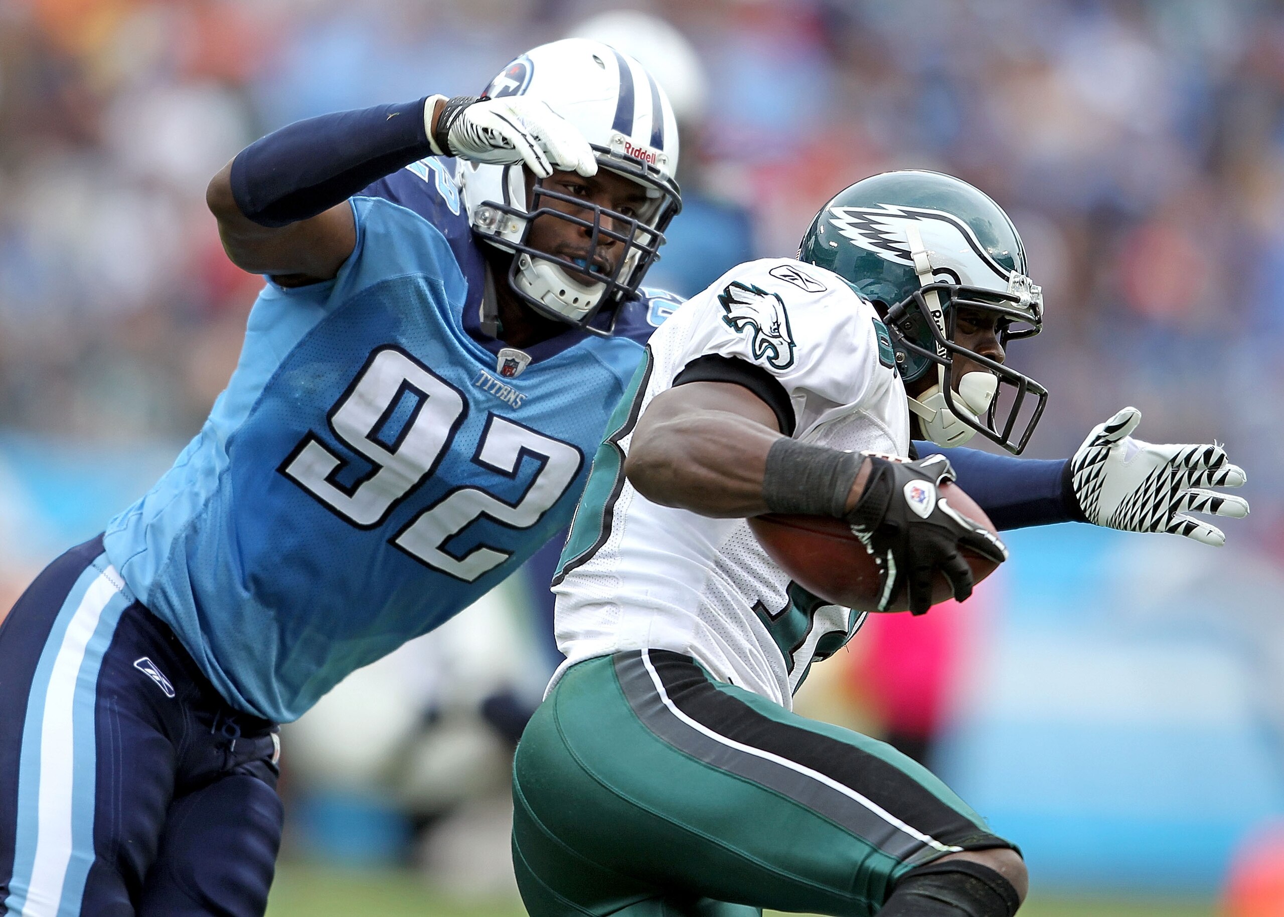 NASHVILLE, TN - OCTOBER 24:  Will Witherspoon #92 of the Tennessee Titans tackles Jeremy Maclin #18 of the Philadelphia Eagles during the NFL game at LP Field on October 24, 2010 in Nashville, Tennessee. The Titans won 37-19.  (Photo by Andy Lyons/Getty I