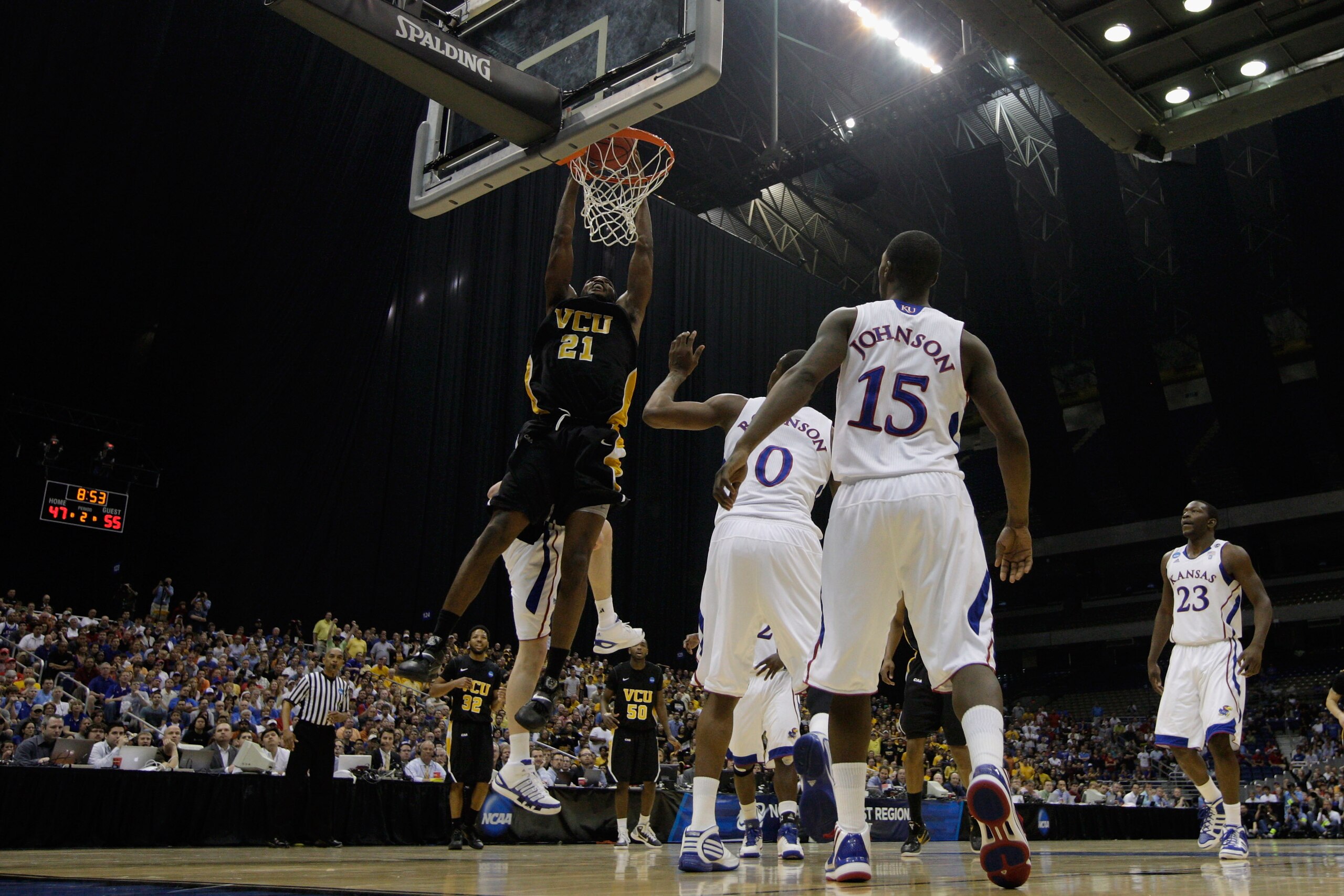 SAN ANTONIO, TX - MARCH 27:  Jamie Skeen #21 of the Virginia Commonwealth Rams dunks against the Kansas Jayhawks during the southwest regional final of the 2011 NCAA men's basketball tournament at the Alamodome on March 27, 2011 in San Antonio, Texas.  (P