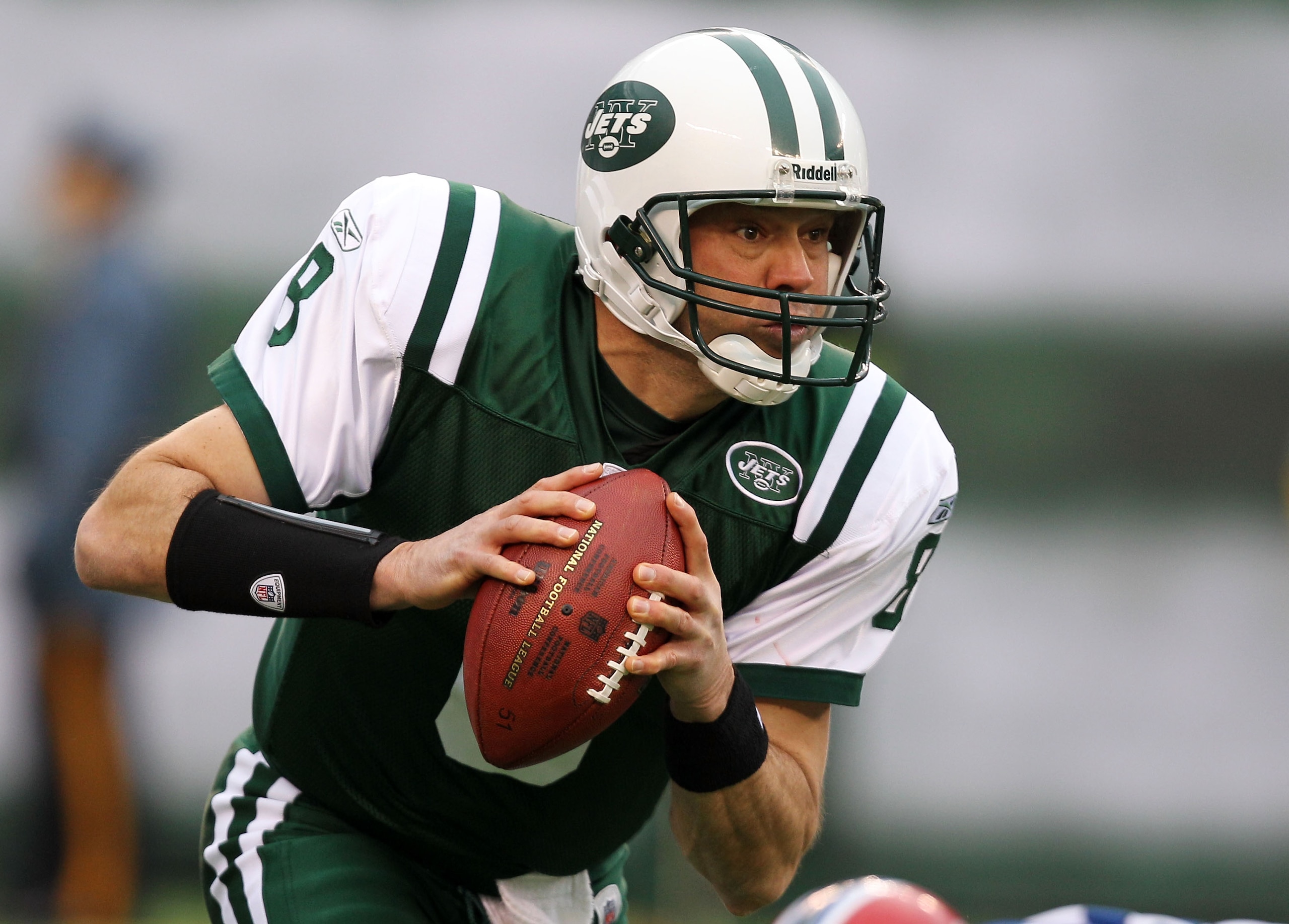 EAST RUTHERFORD, NJ - JANUARY 02:  Mark Brunell #8 of the New York Jets scrambles against the Buffalo Bills at New Meadowlands Stadium on January 2, 2011 in East Rutherford, New Jersey.  (Photo by Michael Heiman/Getty Images)
