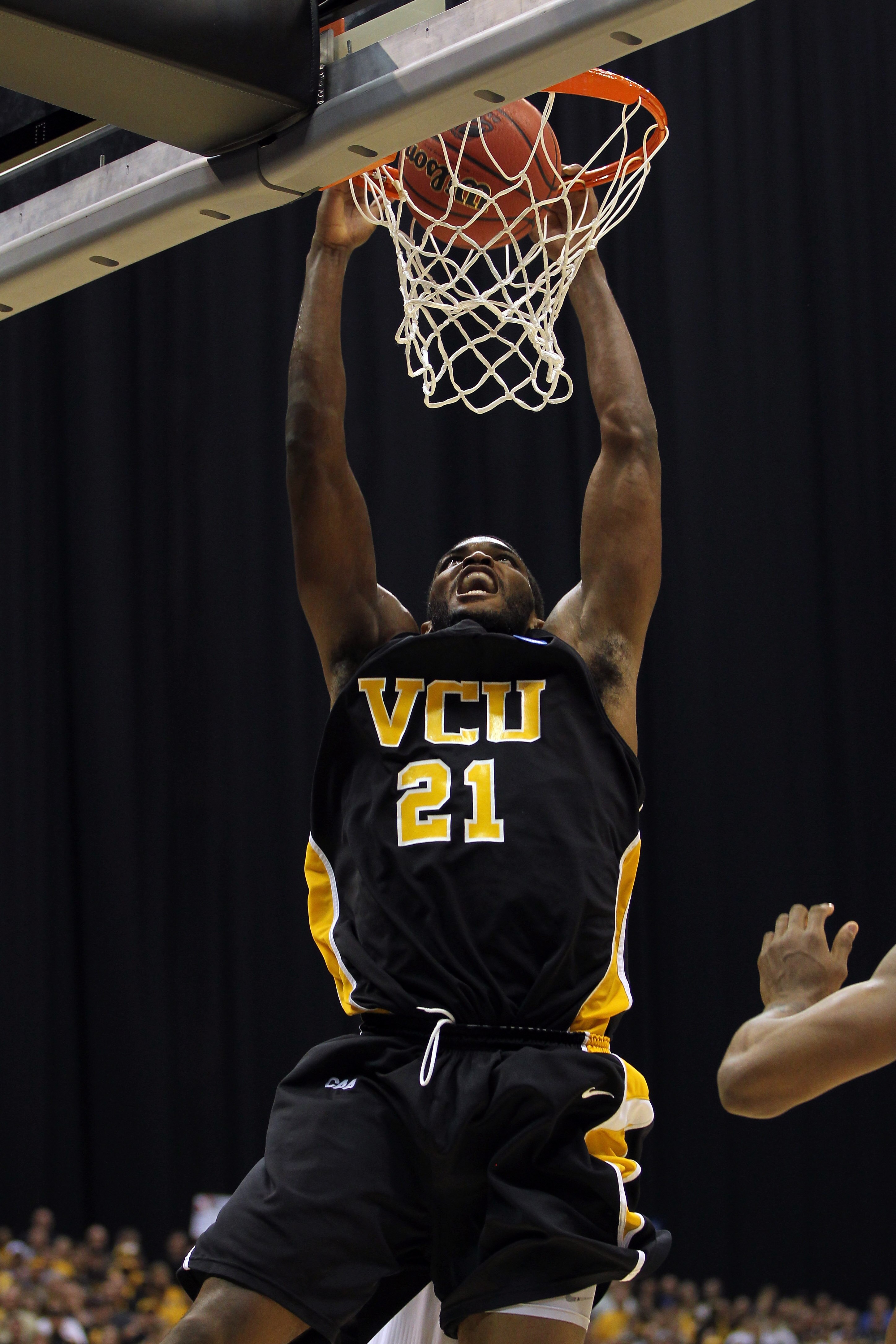 SAN ANTONIO, TX - MARCH 27:  Jamie Skeen #21 of the Virginia Commonwealth Rams dunks against the Kansas Jayhawks during the southwest regional final of the 2011 NCAA men's basketball tournament at the Alamodome on March 27, 2011 in San Antonio, Texas.  (P