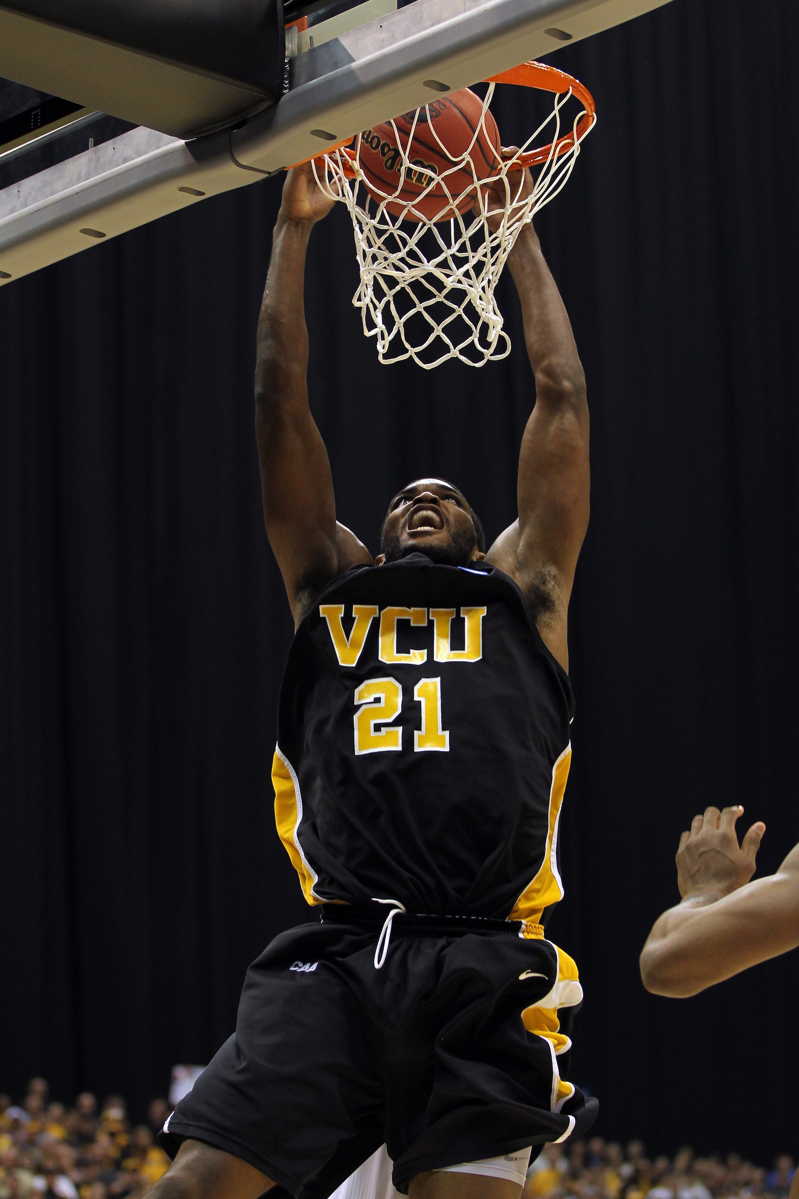SAN ANTONIO, TX - MARCH 27:  Jamie Skeen #21 of the Virginia Commonwealth Rams dunks against the Kansas Jayhawks during the southwest regional final of the 2011 NCAA men's basketball tournament at the Alamodome on March 27, 2011 in San Antonio, Texas.  (P
