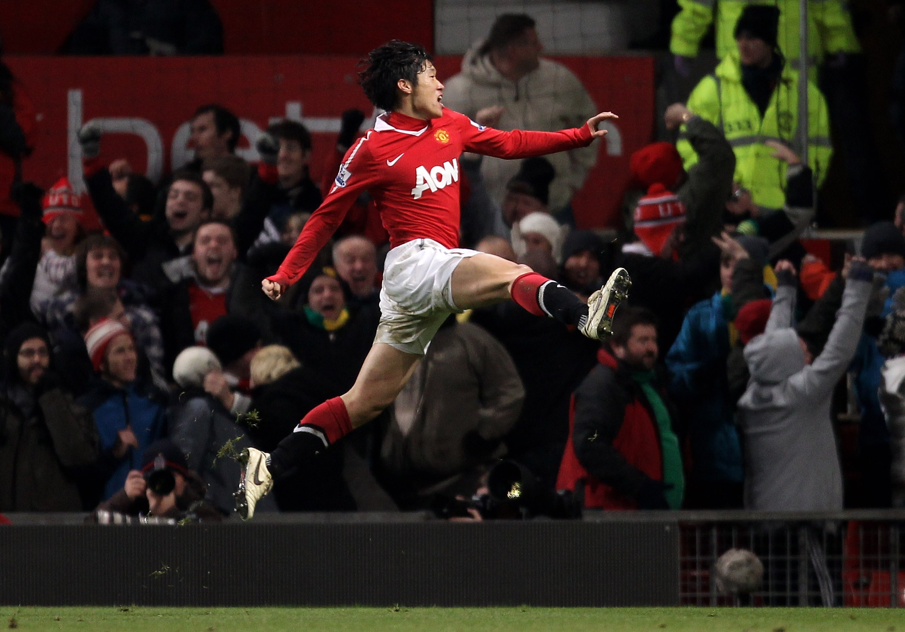 MANCHESTER, UNITED KINGDOM - DECEMBER 13: Ji-Sung Park of Manchester United celebrates scoring the opening goal during the Barclays Premier League match between Manchester United and Arsenal at Old Trafford on December 13, 2010 in Manchester, England. ( MANCHESTER, UNITED KINGDOM - DECEMBER 13: Ji-Sung Park of Manchester United celebrates scoring the opening goal during the Barclays Premier League match between Manchester United and Arsenal at Old Trafford on December 13, 2010 in Manchester, England. (