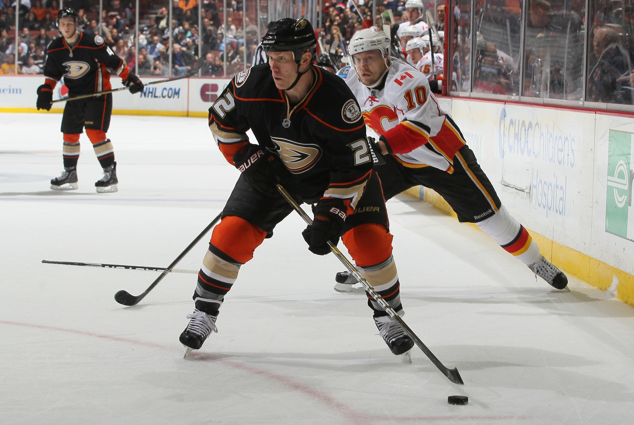 ANAHEIM, CA - DECEMBER 10:  Todd Marchant #22 of the Anaheim Ducks is pursued by Niklas Hagman #10 of the Calgary Flames for the puck at the Honda Center on December 10, 2010 in Anaheim, California. (Photo by Jeff Gross/Getty Images)