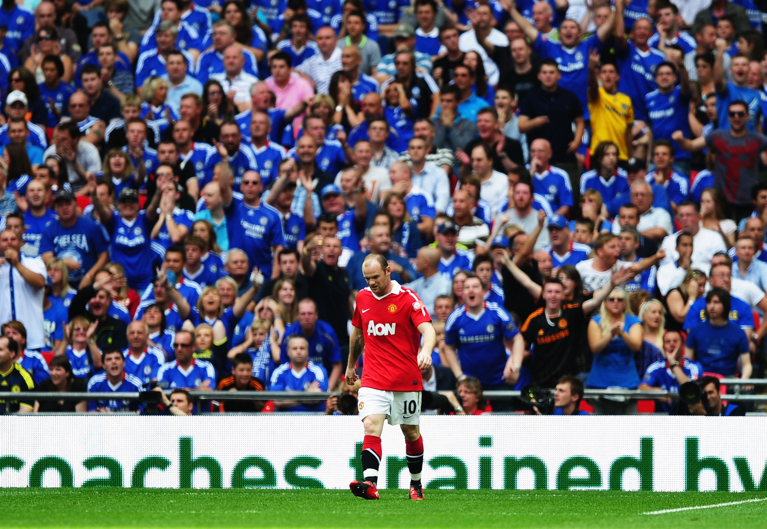 LONDON, ENGLAND - AUGUST 08: Wayne Rooney of Manchester United looks despondent during the FA Community Shield match between Chelsea and Manchester United at Wembley Stadium on August 8, 2010 in London, England.  (Photo by Laurence Griffiths/Getty Images)
