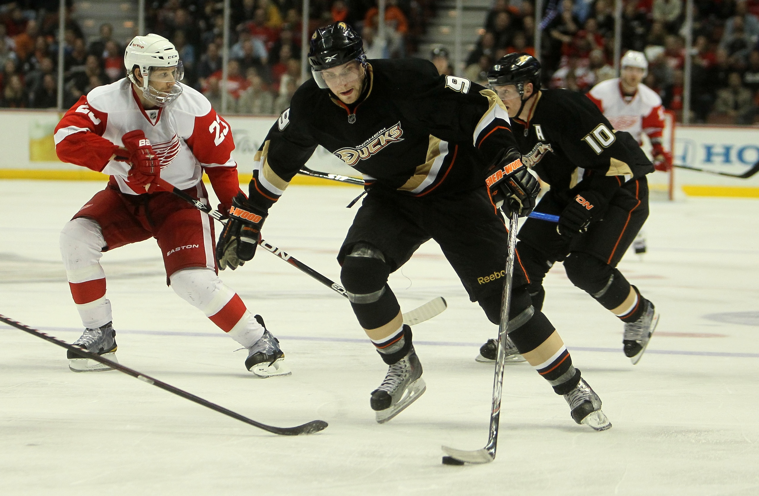 ANAHEIM, CA - MARCH 02:  Bobby Ryan #9 of the Anaheim Ducks scarries the puck towards the goal against the Detroit Red Wings on March 2, 2011 at the Honda Center in Anaheim, California.   The Ducks won 2-1 in overtime.  (Photo by Stephen Dunn/Getty Images