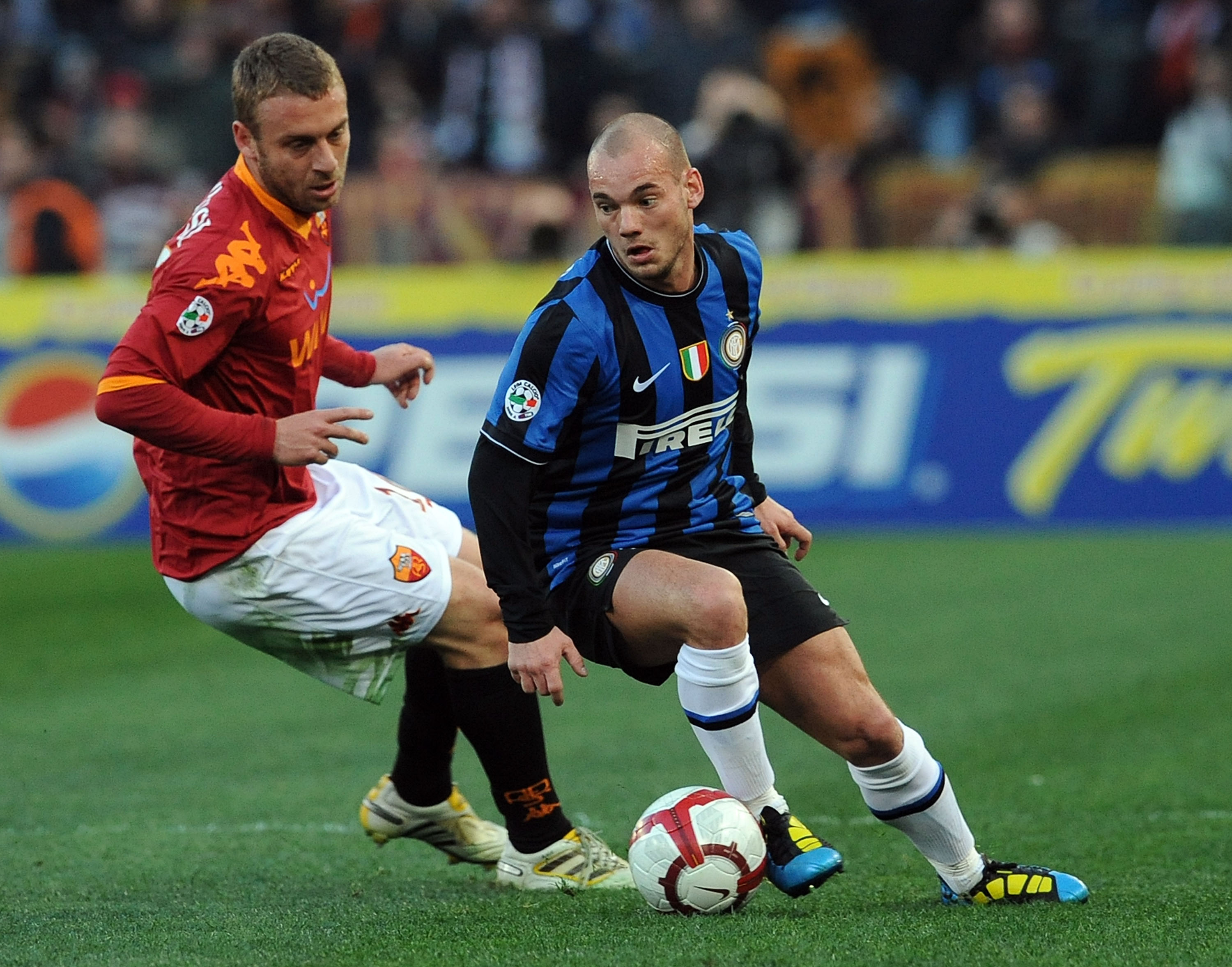 ROME - MARCH 27:  Daniele De Rossi of Roma and Wesley Sneijder of Inter in action during the Serie A match between AS Roma and FC Internazionale Milano at Stadio Olimpico on March 27, 2010 in Rome, Italy.  (Photo by Giuseppe Bellini/Getty Images)