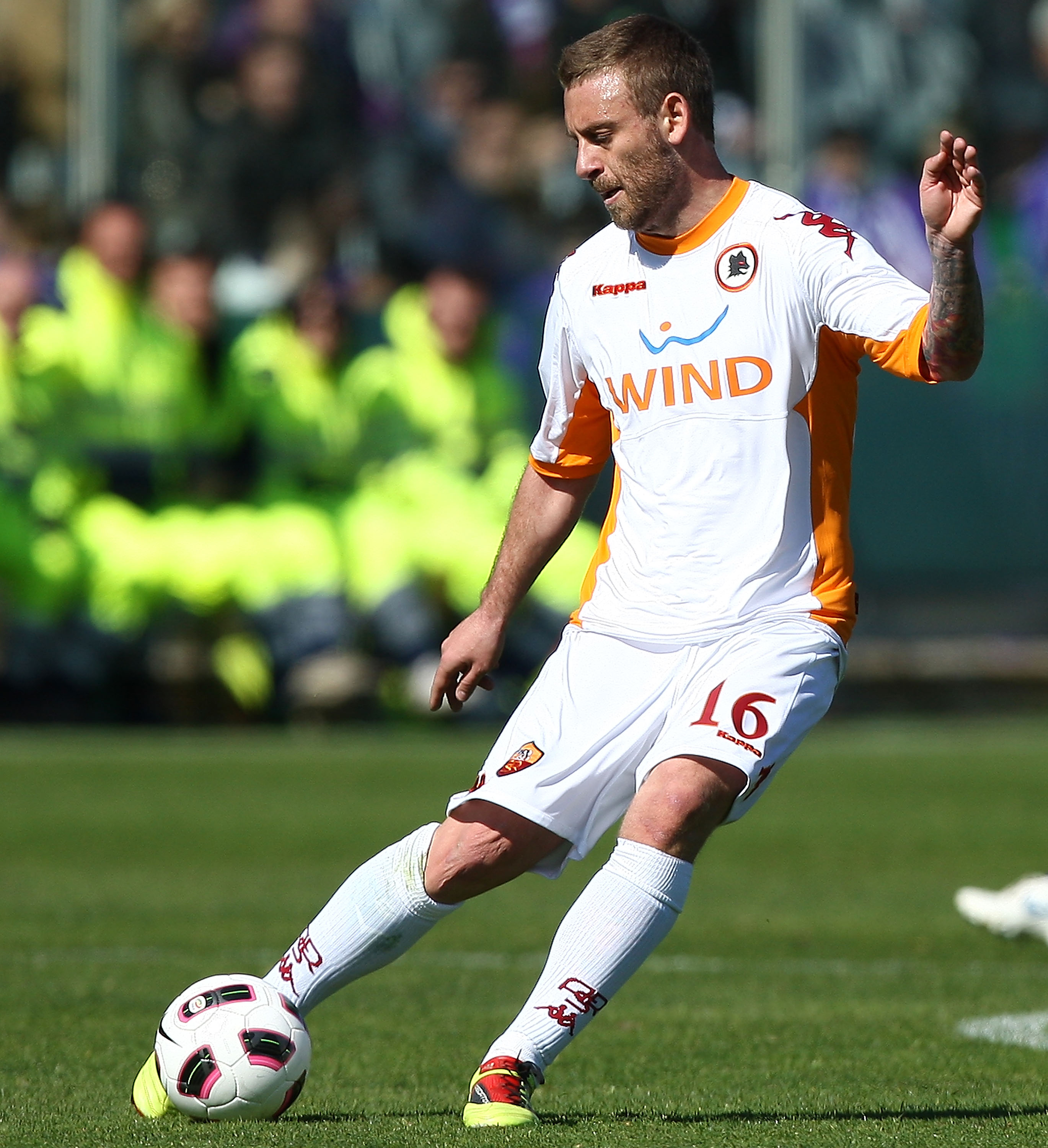 FLORENCE, ITALY - MARCH 20:  Daniele De Rossi of AS Roma in action during the Serie A match between ACF Fiorentina and AS Roma at Stadio Artemio Franchi on March 20, 2011 in Florence, Italy.  (Photo by Paolo Bruno/Getty Images)
