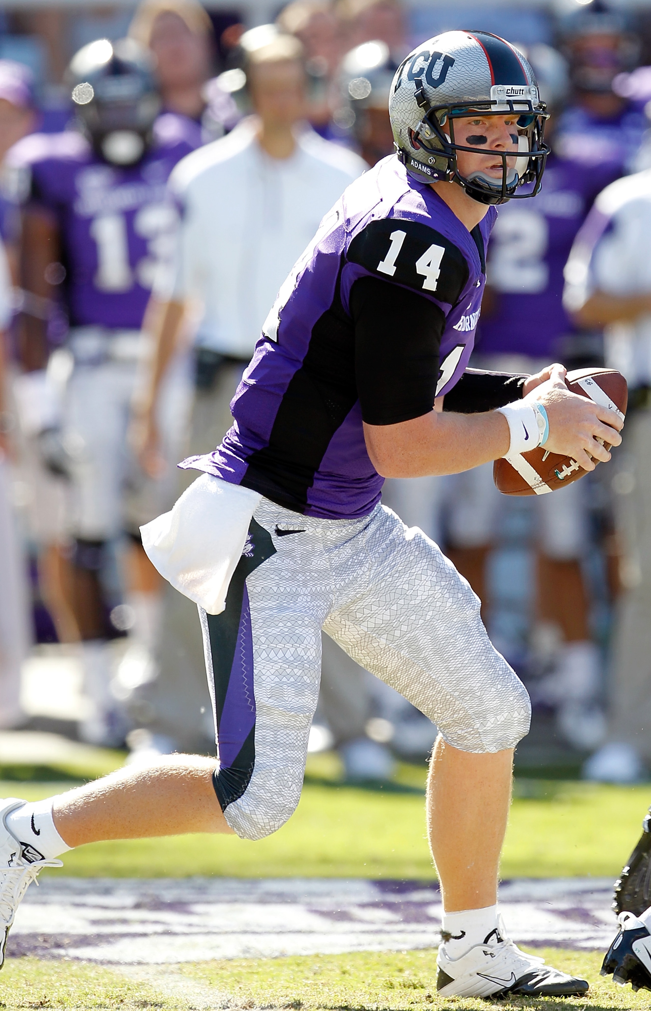 FORT WORTH, TX - OCTOBER 16:  Quarterback Andy Dalton #14 of the TCU Horned Frogs looks for a receiver against the BYU Cougars at Amon G. Carter Stadium on October 16, 2010 in Fort Worth, Texas.  (Photo by Tom Pennington/Getty Images)
