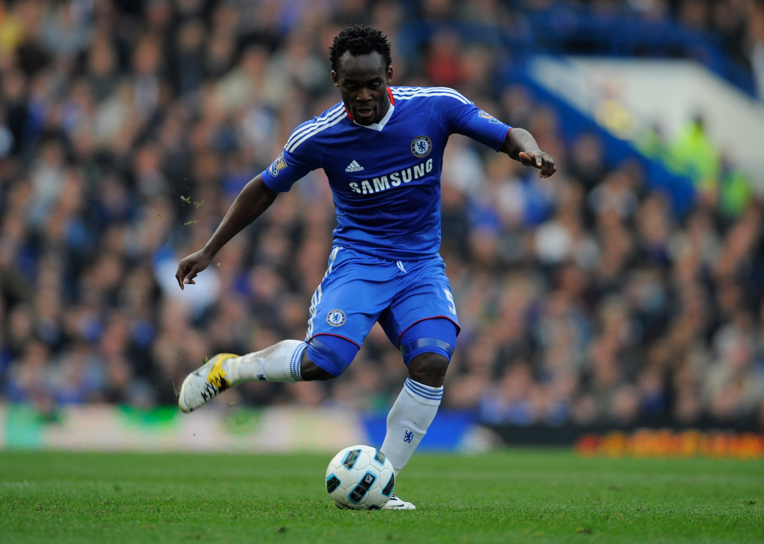 LONDON, ENGLAND - MARCH 20:  Michael Essien of Chelsea in action during the Barclays Premier League match between Chelsea and Manchester City at Stamford Bridge on March 20, 2011 in London, England.  (Photo by Michael Regan/Getty Images)