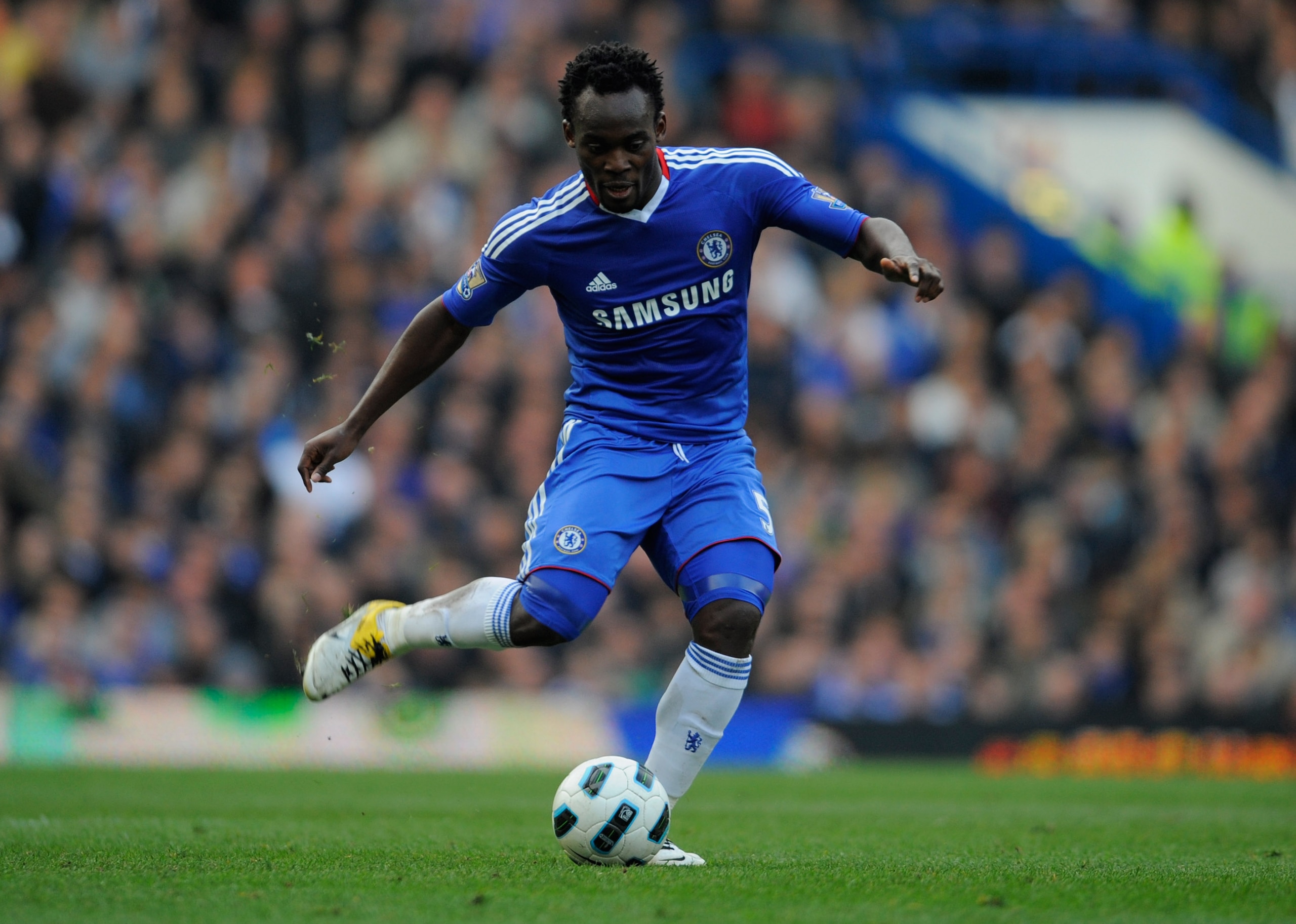 LONDON, ENGLAND - MARCH 20:  Michael Essien of Chelsea in action during the Barclays Premier League match between Chelsea and Manchester City at Stamford Bridge on March 20, 2011 in London, England.  (Photo by Michael Regan/Getty Images)