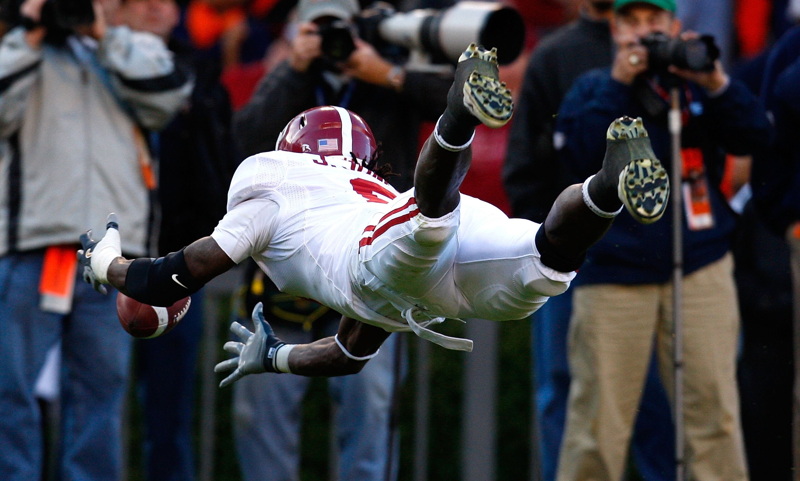 AUBURN, AL - NOVEMBER 27: Julio Jones #8 of the Alabama Crimson Tide against the Auburn Tigers at Jordan-Hare Stadium on November 27, 2009 in Auburn, Alabama. (Photo by Kevin C. Cox/Getty Images) AUBURN, AL - NOVEMBER 27: Julio Jones #8 of the Alabama Crimson Tide against the Auburn Tigers at Jordan-Hare Stadium on November 27, 2009 in Auburn, Alabama. (Photo by Kevin C. Cox/Getty Images)