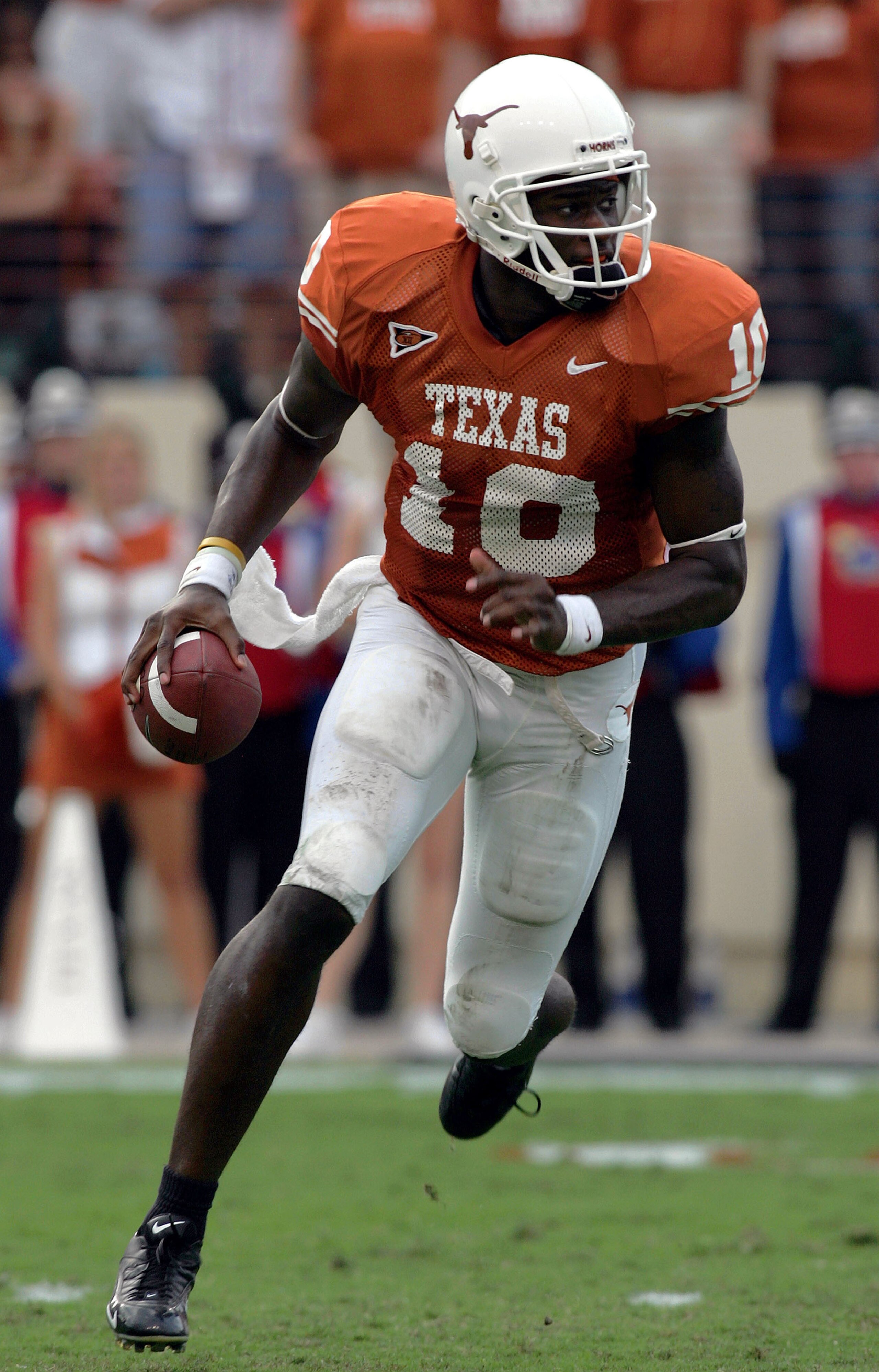 AUSTIN, TX - NOVEMBER 12:  Quarterback Vince Young #10 of the Texas Longhorns looks to pass against the Kansas Jayhawks on November 12, 2005 at Texas Memorial Stadium in Austin, Texas.  (Photo by Ronald Martinez/Getty Images)