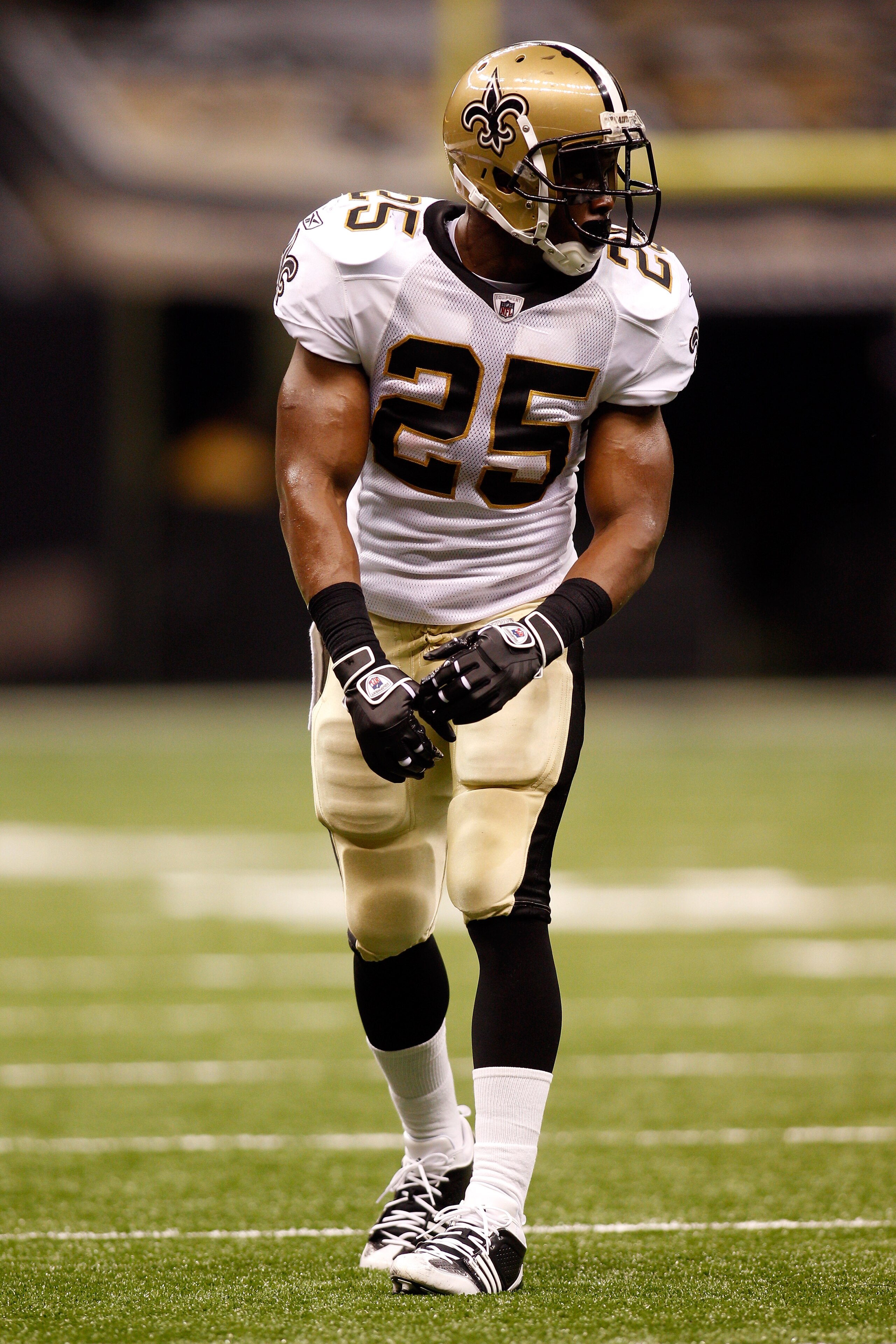 NEW ORLEANS - AUGUST 21:  Reggie Bush #25 of the New Orleans Saints in action against the Houston Texans at the Louisiana Superdome on August 21, 2010 in New Orleans, Louisiana.  (Photo by Chris Graythen/Getty Images)