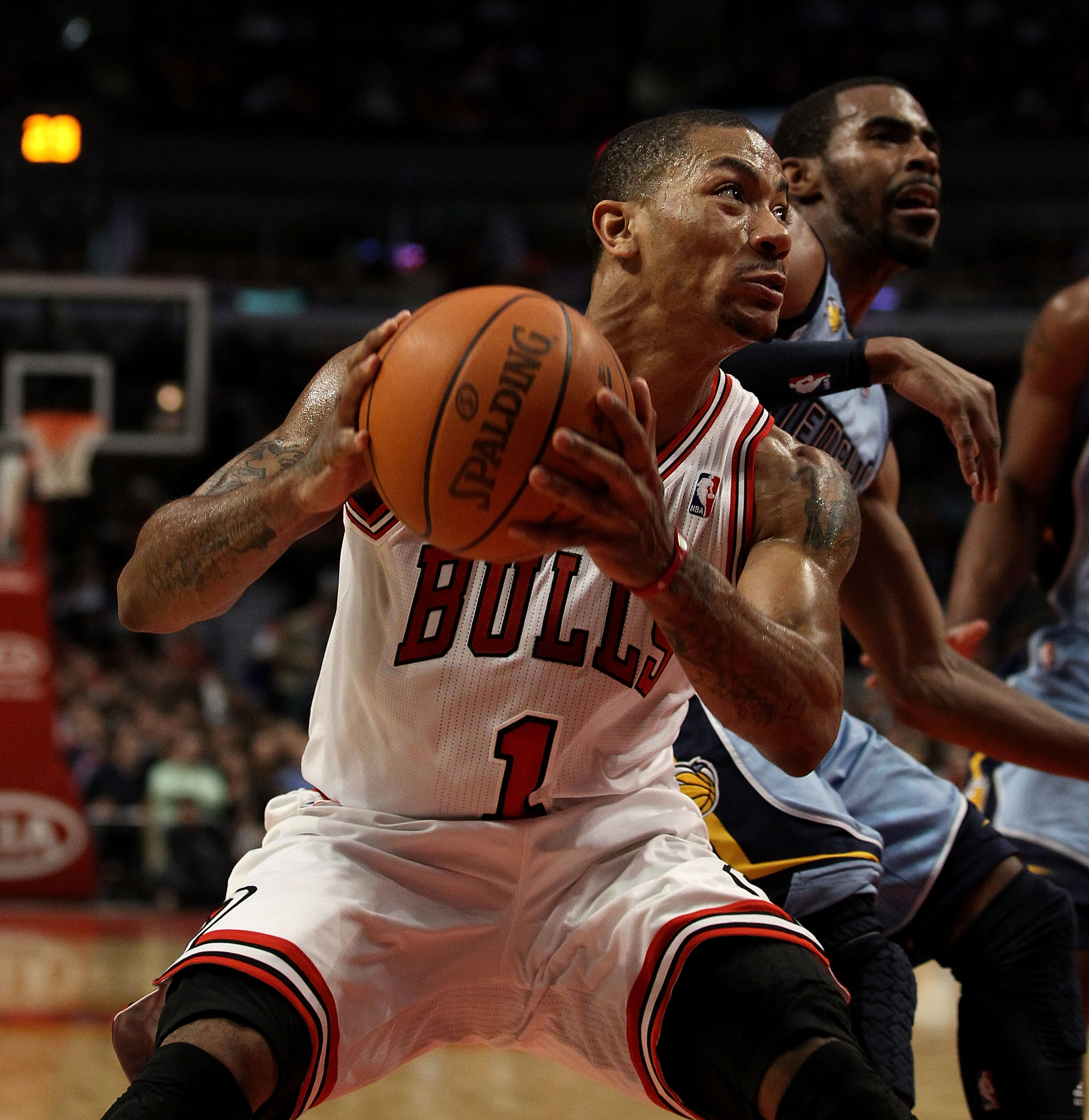 CHICAGO, IL - MARCH 25: Derrick Rose #1 of the Chicago Bulls drives against the Memphis Grizzlies at the United Center on March 25, 2011 in Chicago, Illinois. The Bulls defeated the Grizzlies 99-96. NOTE TO USER: User expressly acknowledges and agrees tha