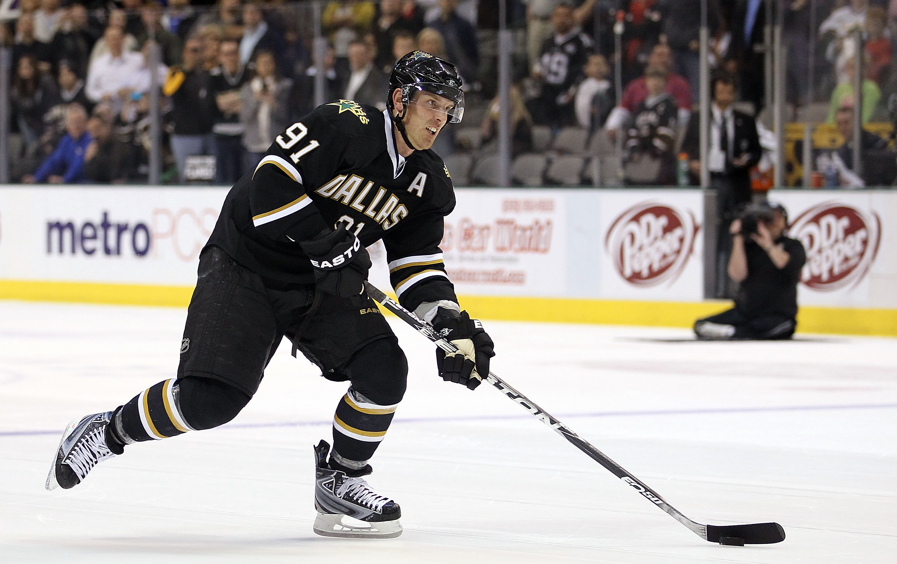 DALLAS, TX - MARCH 09:  Center Brad Richards #91 of the Dallas Stars skates in the shootout against the Calgary Flames at American Airlines Center on March 9, 2011 in Dallas, Texas.  (Photo by Ronald Martinez/Getty Images)
