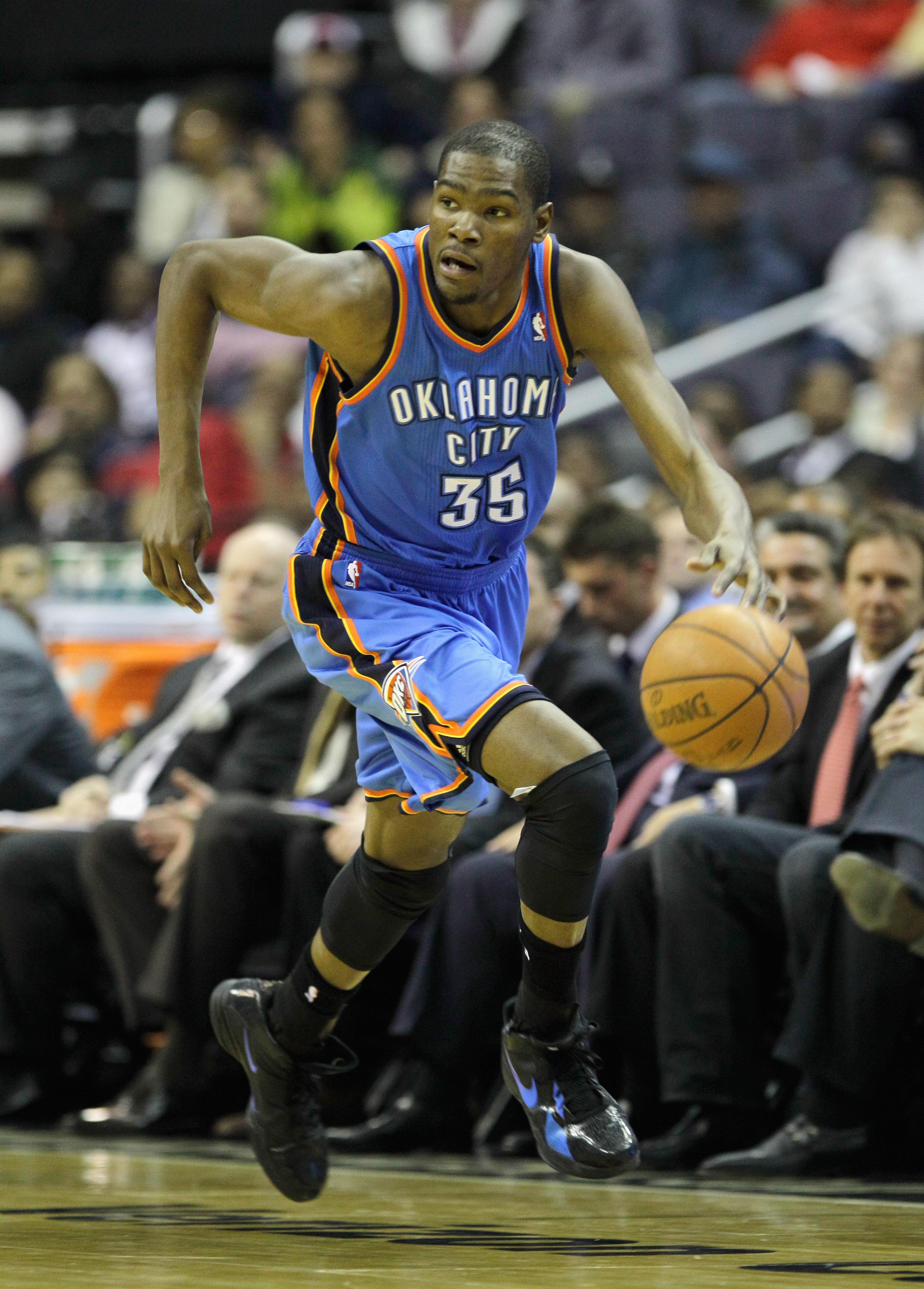 WASHINGTON, DC - MARCH 14: Kevin Durant #35 of the Oklahoma City Thunder brings the ball up the floor against the Washington Wizards  during the first half at the Verizon Center on March 14, 2011 in Washington, DC. NOTE TO USER: User expressly acknowledge