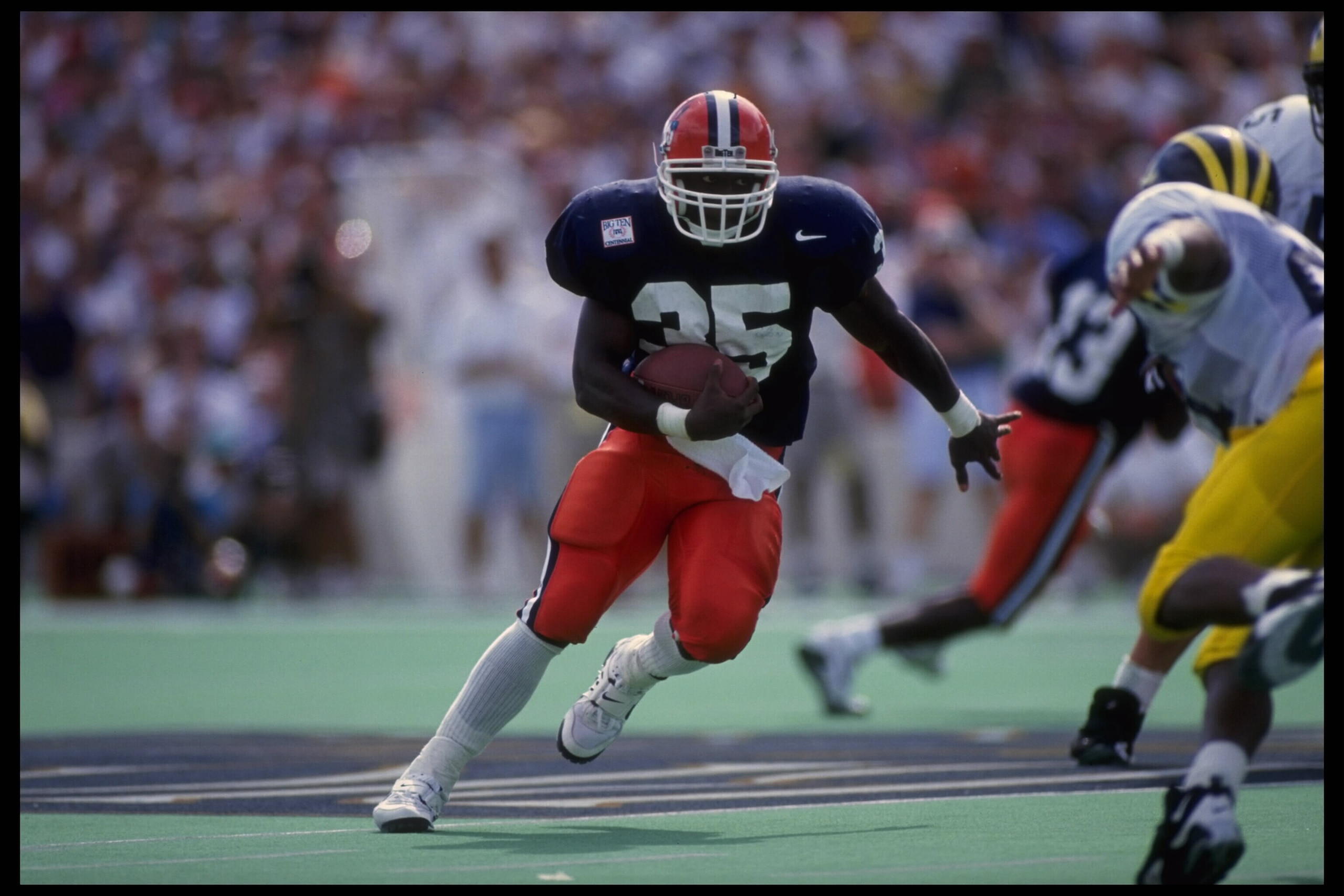 2 SEP 1995:  UNIVERSITY OF ILLINOIS RUNNING BACK ROBERT HOLCOMBE #35 MAKES A CUT TO THE INSIDE TO AVOID PURSUING MICHIGAN DEFENDERS DURING THE FIGHTING ILLINIs'' 38-14 LOSS TO THE MICHIGAN WOLVERINES AT ILLINOIS MEMORIAL STADIUM IN CHAMPAIGN, ILLINOIS.  M
