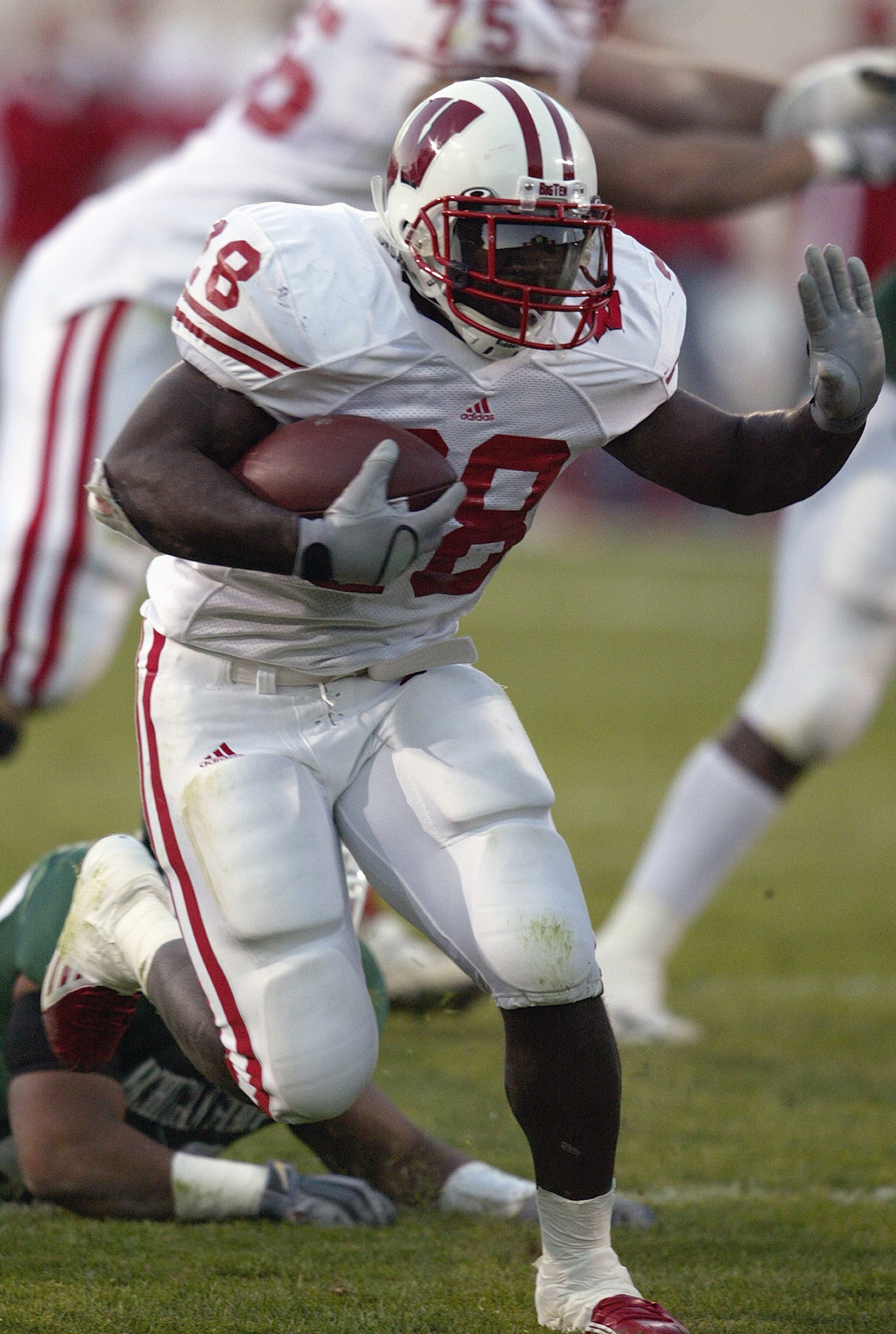 EAST LANSING, MI - NOVEMBER 13:  Running back Anthony Davis #28 of the Wisconsin Badgers runs upfield against the Michigan State Spartans during the game at Spartan Stadium on November 13, 2004 in East Lansing, Michigan. Michigan State defeated Wisconsin