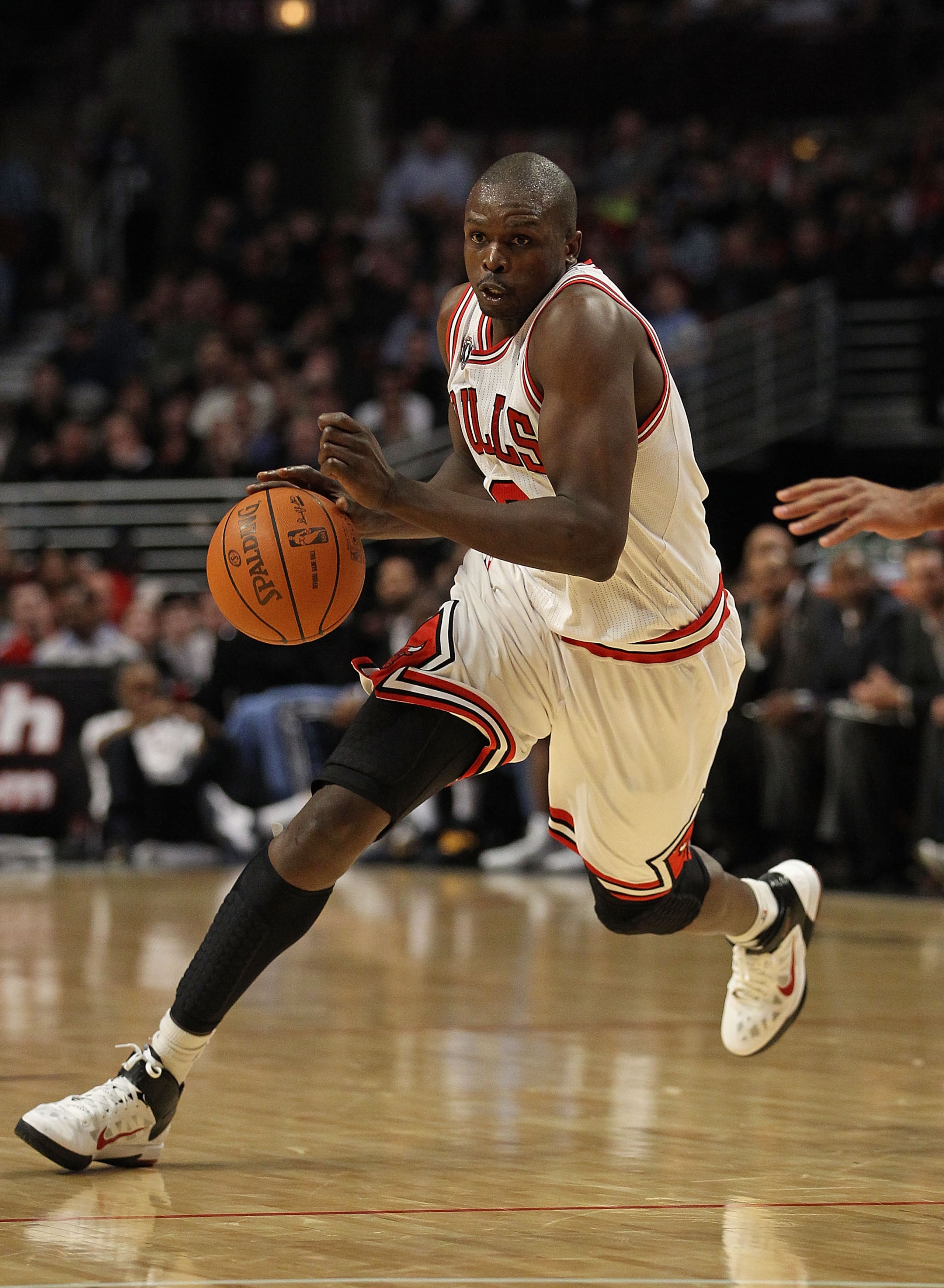 CHICAGO, IL - MARCH 25: Loul Deng #9 of the Chicago Bulls drives against the Memphis Grizzlies at the United Center on March 25, 2011 in Chicago, Illinois. The Bulls defeated the Grizzlies 99-96. NOTE TO USER: User expressly acknowledges and agrees that, CHICAGO, IL - MARCH 25: Loul Deng #9 of the Chicago Bulls drives against the Memphis Grizzlies at the United Center on March 25, 2011 in Chicago, Illinois. The Bulls defeated the Grizzlies 99-96. NOTE TO USER: User expressly acknowledges and agrees that,