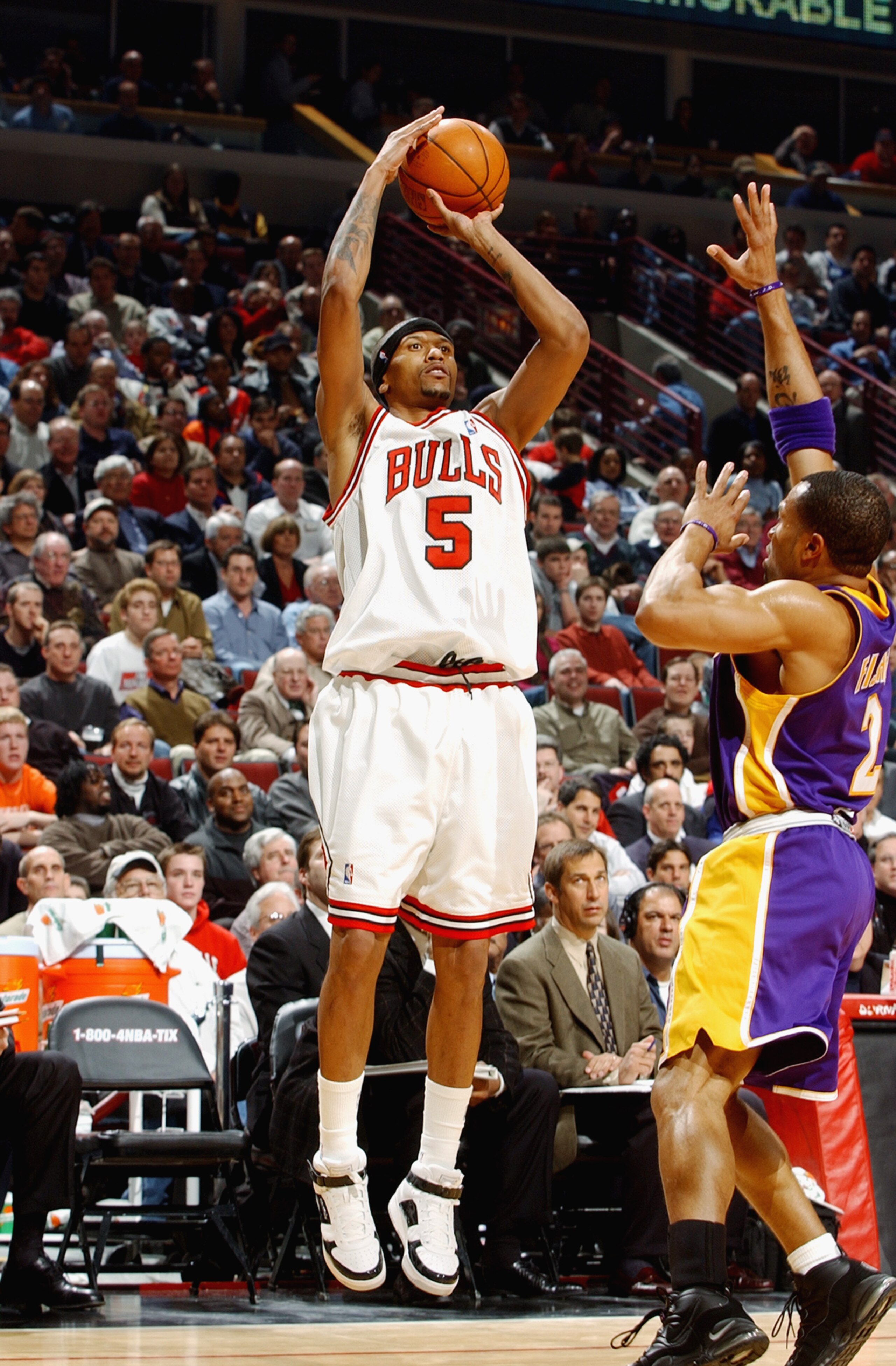 CHICAGO - MARCH 11: Jalen Rose #5 of the Chicago Bulls shoots over Derek Fisher #2 of the Los Angeles Lakers during the game at the United Center on March 11, 2003 in Chicago, Illinois. The Bulls won 116-99. NOTE TO USER: User expressly acknowledges an CHICAGO - MARCH 11: Jalen Rose #5 of the Chicago Bulls shoots over Derek Fisher #2 of the Los Angeles Lakers during the game at the United Center on March 11, 2003 in Chicago, Illinois. The Bulls won 116-99. NOTE TO USER: User expressly acknowledges an