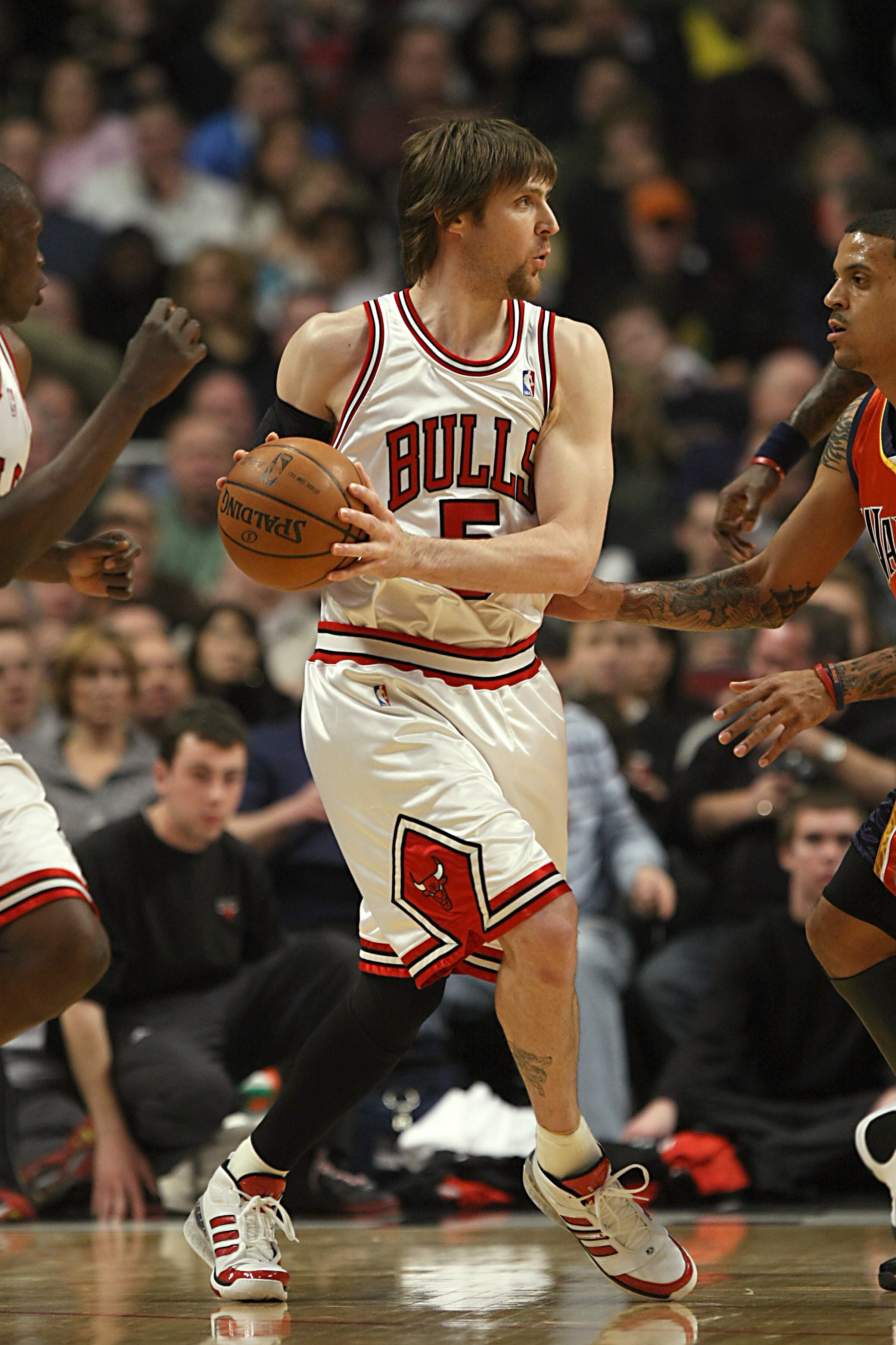 CHICAGO - JANUARY 18:  Andres Nocioni #5 of the Chicago Bulls moves the ball during the NBA game against the Golden State Warriors on January 18, 2008 at the United Center in Chicago, Illinois.  The Warriors won 119-111.  NOTE TO USER: User expressly ackn
