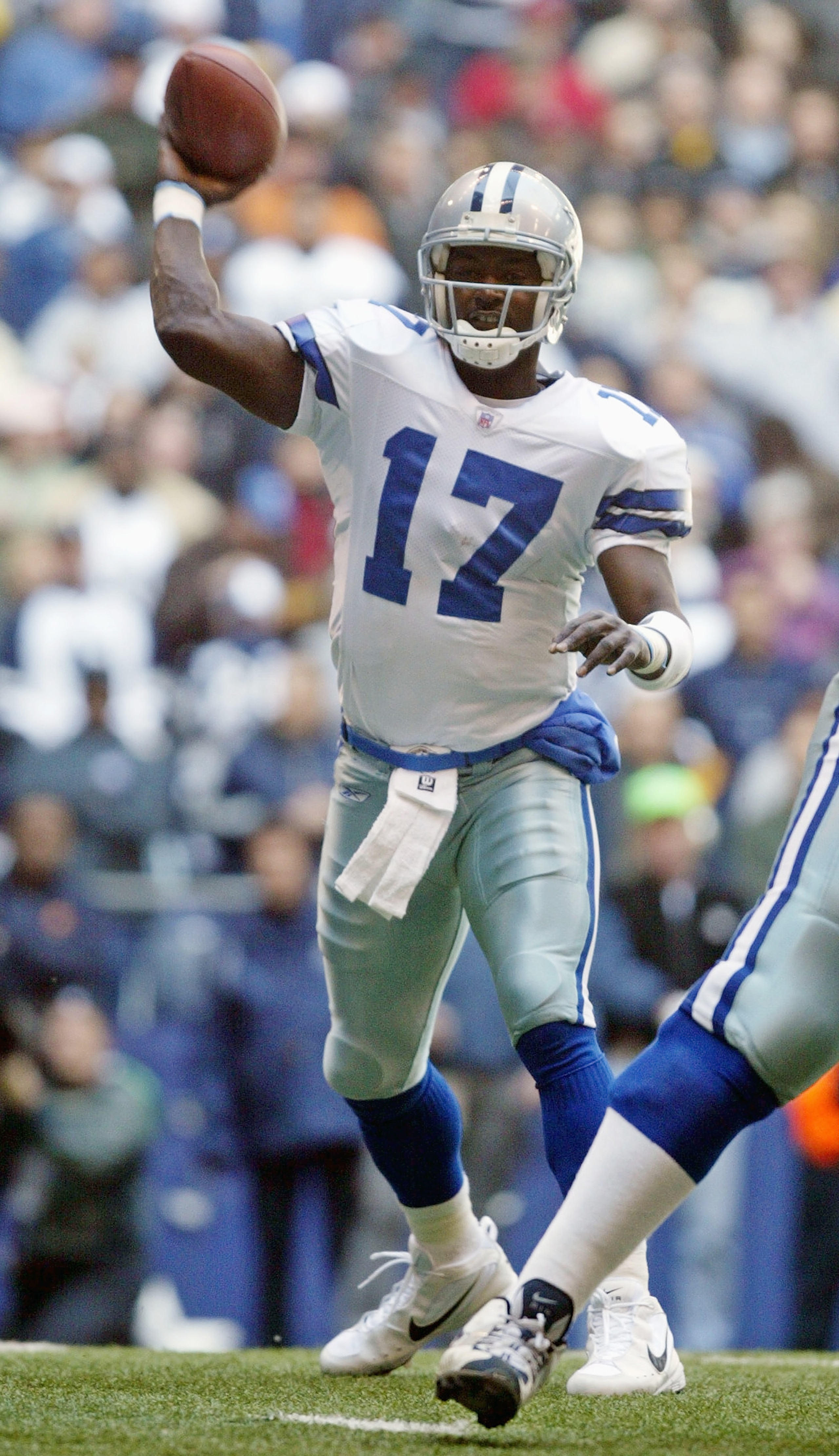 IRVING, TX -  NOVEMBER 23:  Quincy Carter #17 of the  Dallas Cowboys throws during a game against the  Carolina Panthers at Texas Stadium on November 23, 2003 in Irving, Texas.  (Photo by Matt Rourke/Getty Images)