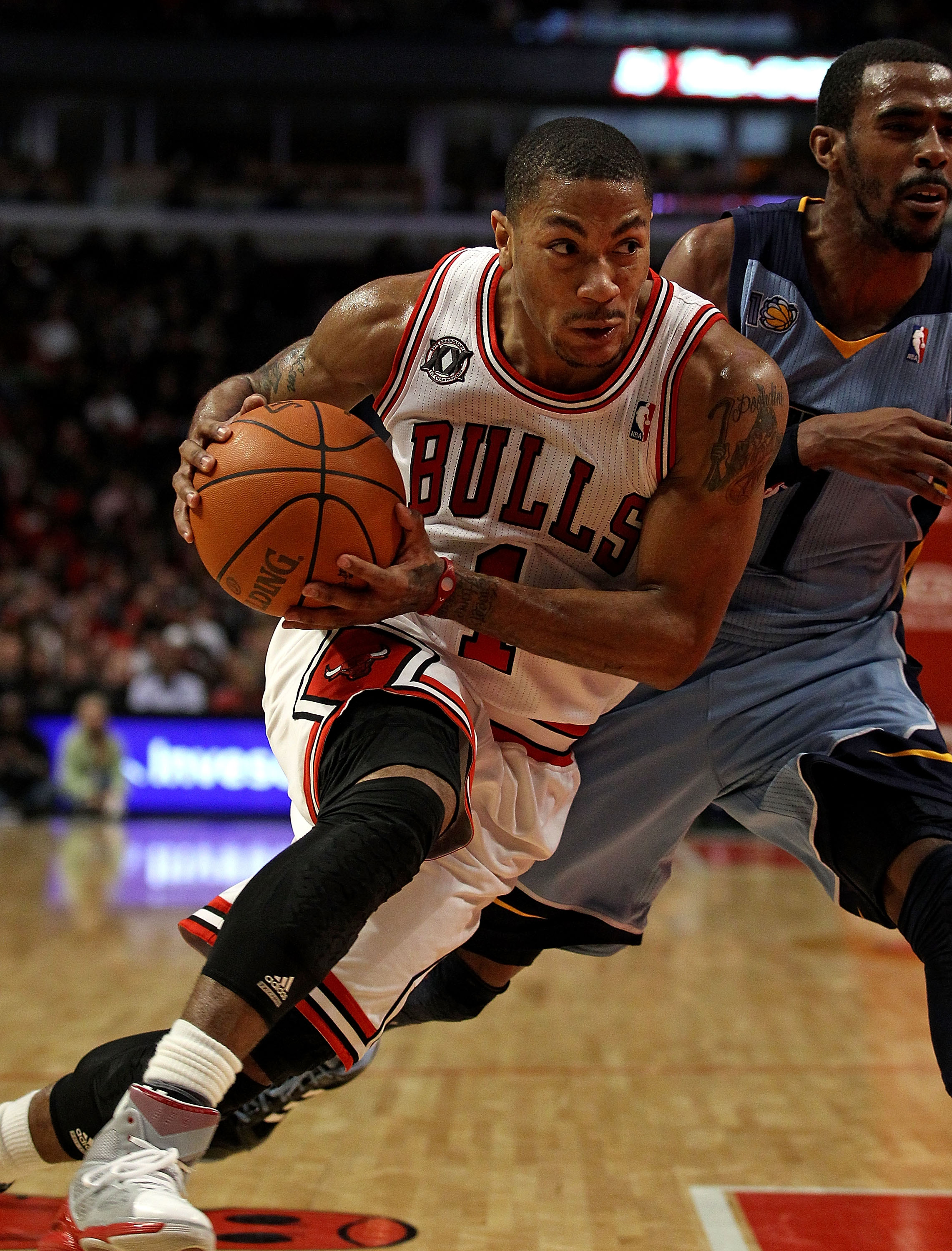 CHICAGO, IL - MARCH 25: Derrick Rose #1 of the Chicago Bulls drives against Mike Conley #11 of the Memphis Grizzlies at the United Center on March 25, 2011 in Chicago, Illinois. The Bulls defeated the Grizzlies 99-96. NOTE TO USER: User expressly acknowle