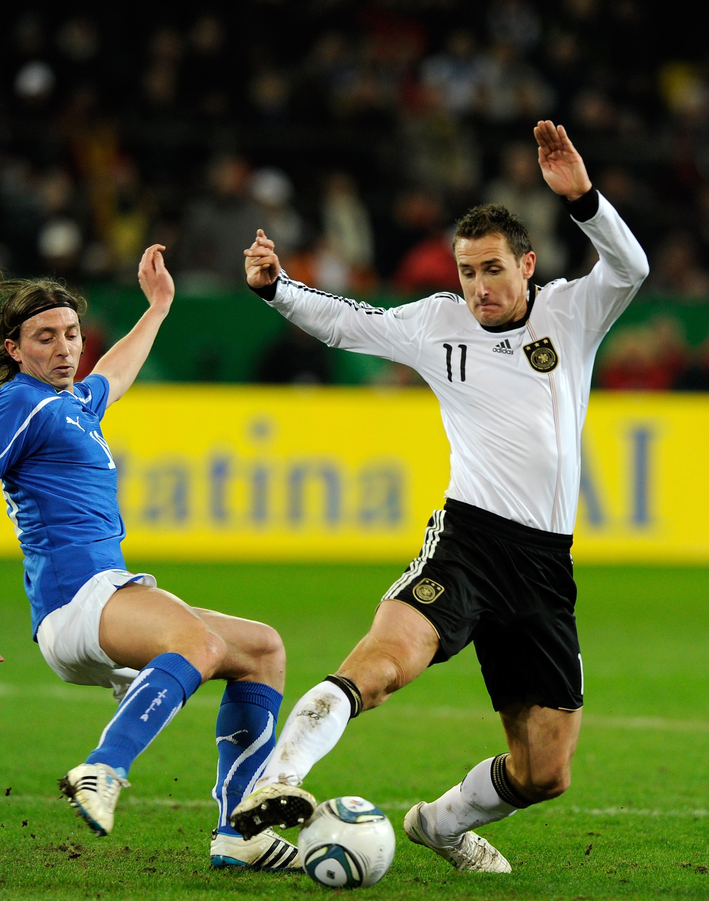 DORTMUND, GERMANY - FEBRUARY 09:  Riccardo Montolivo of Italy and Miroslav Klose of Germany compete for the ball during the International Friendly match between Germany and Italy on February 9, 2011 in Dortmund, Germany.  (Photo by Claudio Villa/Getty Ima