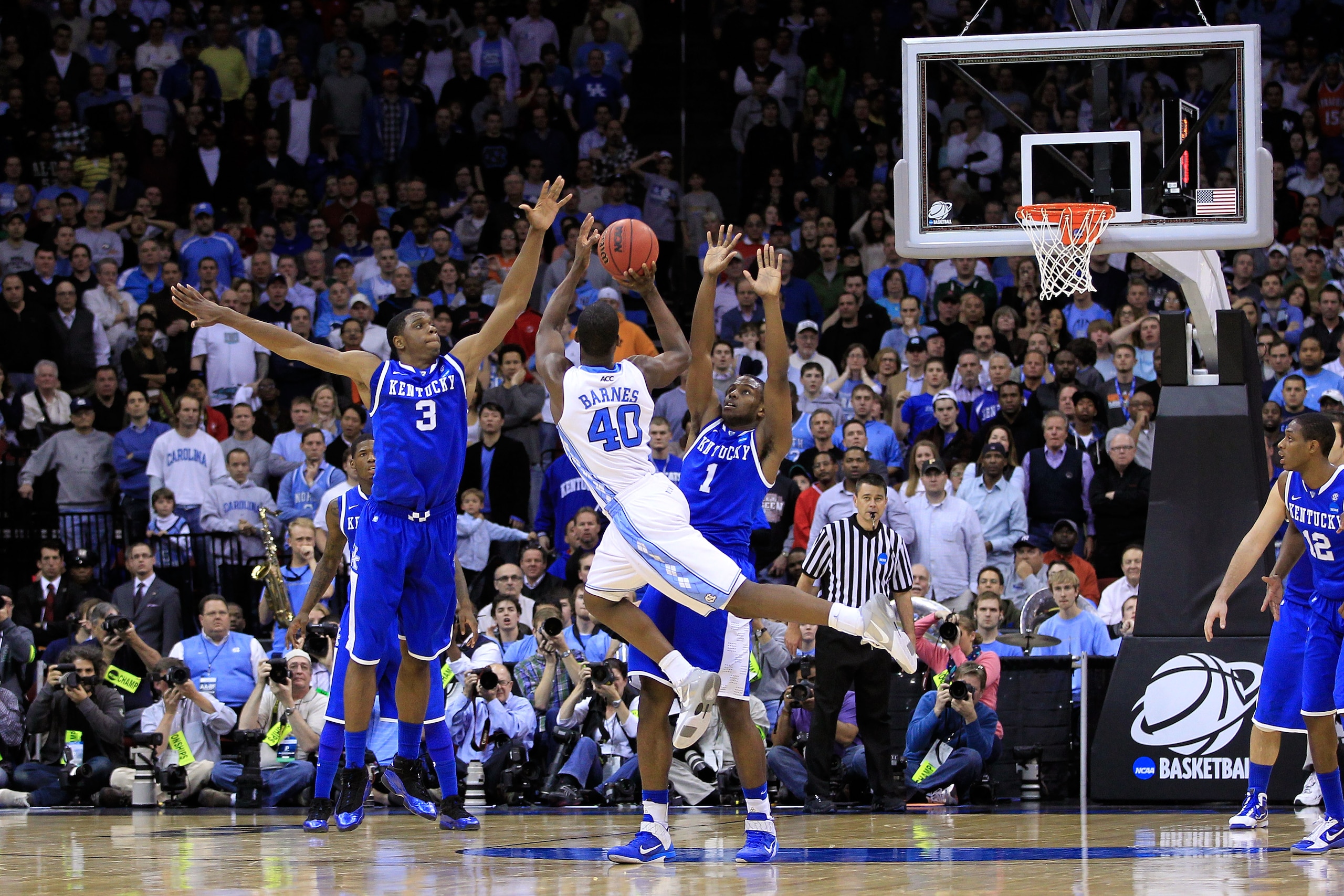 NEWARK, NJ - MARCH 27: Harrison Barnes #40 of the North Carolina Tar Heels takes a shot against Darius Miller #1 of the Kentucky Wildcats during the east regional final of the 2011 NCAA men's basketball tournament at Prudential Center on March 27, 2011 i NEWARK, NJ - MARCH 27: Harrison Barnes #40 of the North Carolina Tar Heels takes a shot against Darius Miller #1 of the Kentucky Wildcats during the east regional final of the 2011 NCAA men's basketball tournament at Prudential Center on March 27, 2011 i