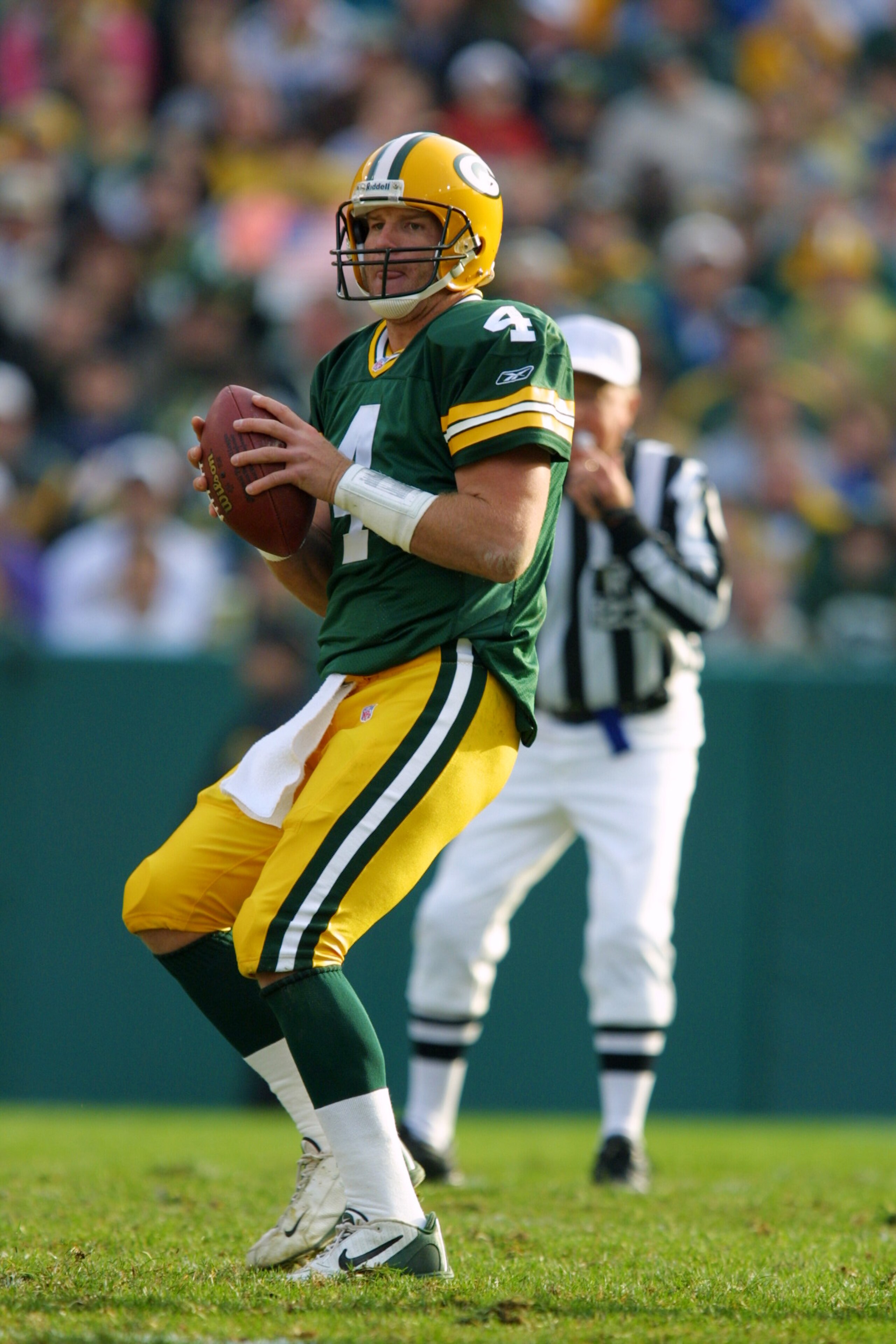 18 Nov 2001 : Quarterback Brett Favre of the Green Bay Packers during the game against the Atlanta Falcons at Lambeau Field in Green Bay,  Wisconsin. The Falcons won 23-20. DIGITAL IMAGE. Mandatory Credit: Jeff Gross/Allsport