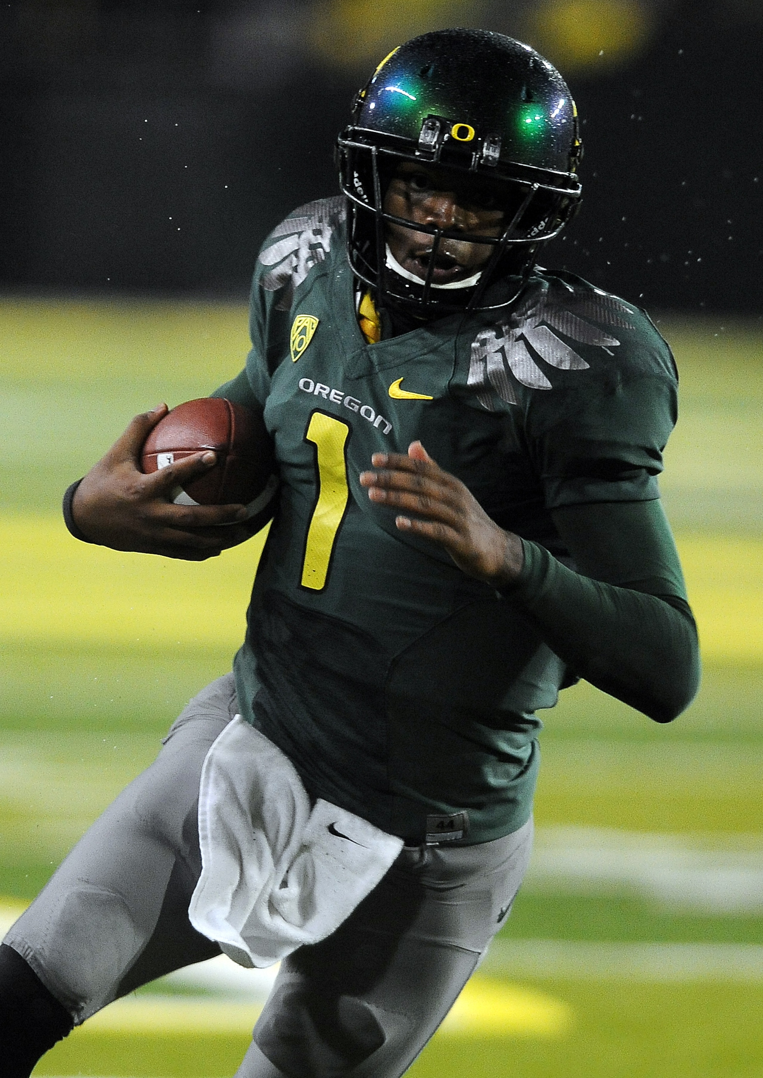 EUGENE, OR - NOVEMBER 26: Quarterback Darron Thomas #1 of the Oregon Ducks heads for the end zone and a touchdown in the third quarter of the game against the Arizona Wildcats at Autzen Stadium on November 26, 2010 in Eugene, Oregon. The Ducks won the gam