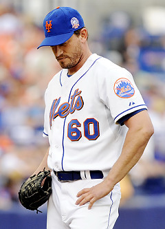 Bernard Gilkey wearing a white hat that the New York Mets only