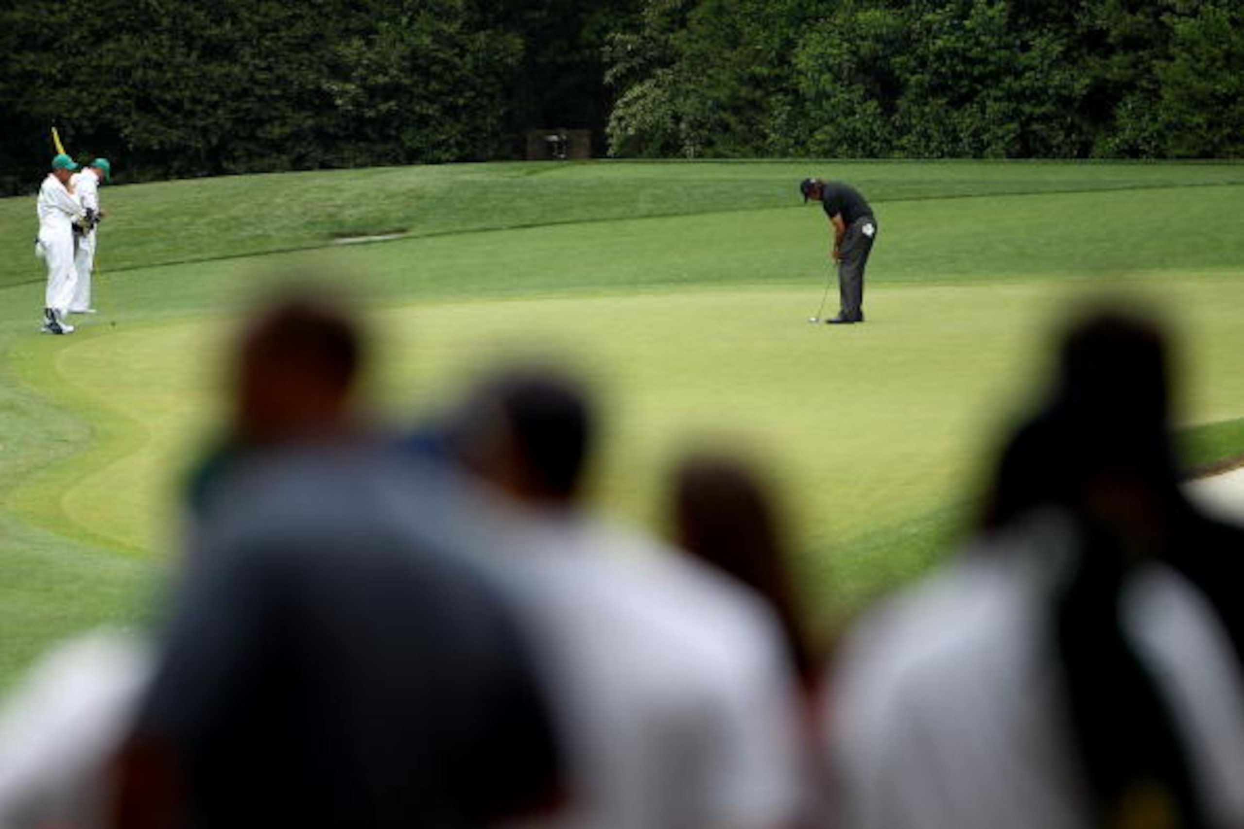 AUGUSTA, GA - APRIL 08:  Phil Mickelson putts on the fourth hole during the first round of the 2010 Masters Tournament at Augusta National Golf Club on April 8, 2010 in Augusta, Georgia.  (Photo by Jamie Squire/Getty Images)