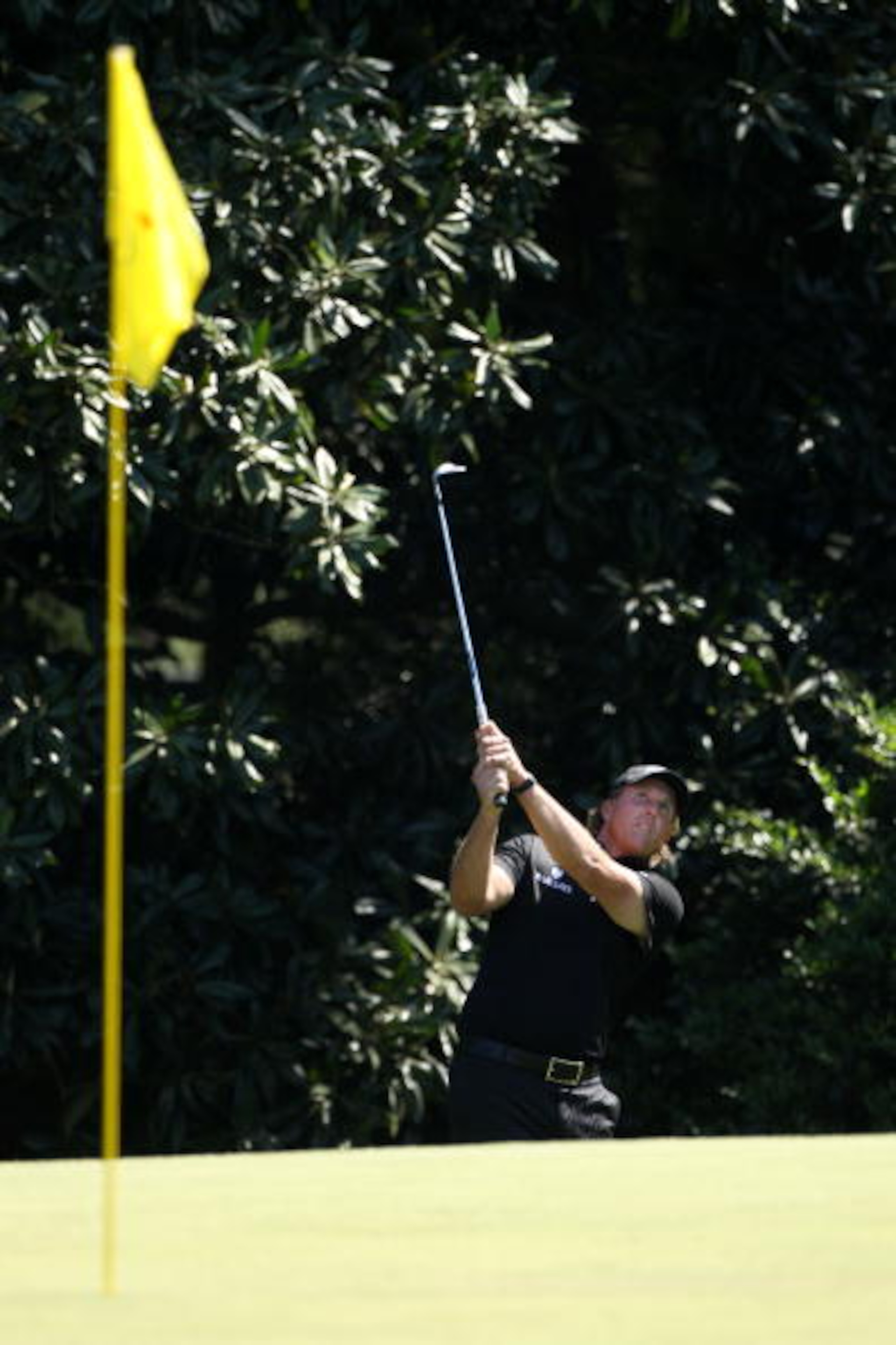 AUGUSTA, GA - APRIL 11:  Phil Mickelson watches a shot on the fifth hole during the final round of the 2010 Masters Tournament at Augusta National Golf Club on April 11, 2010 in Augusta, Georgia.  (Photo by Andrew Redington/Getty Images)