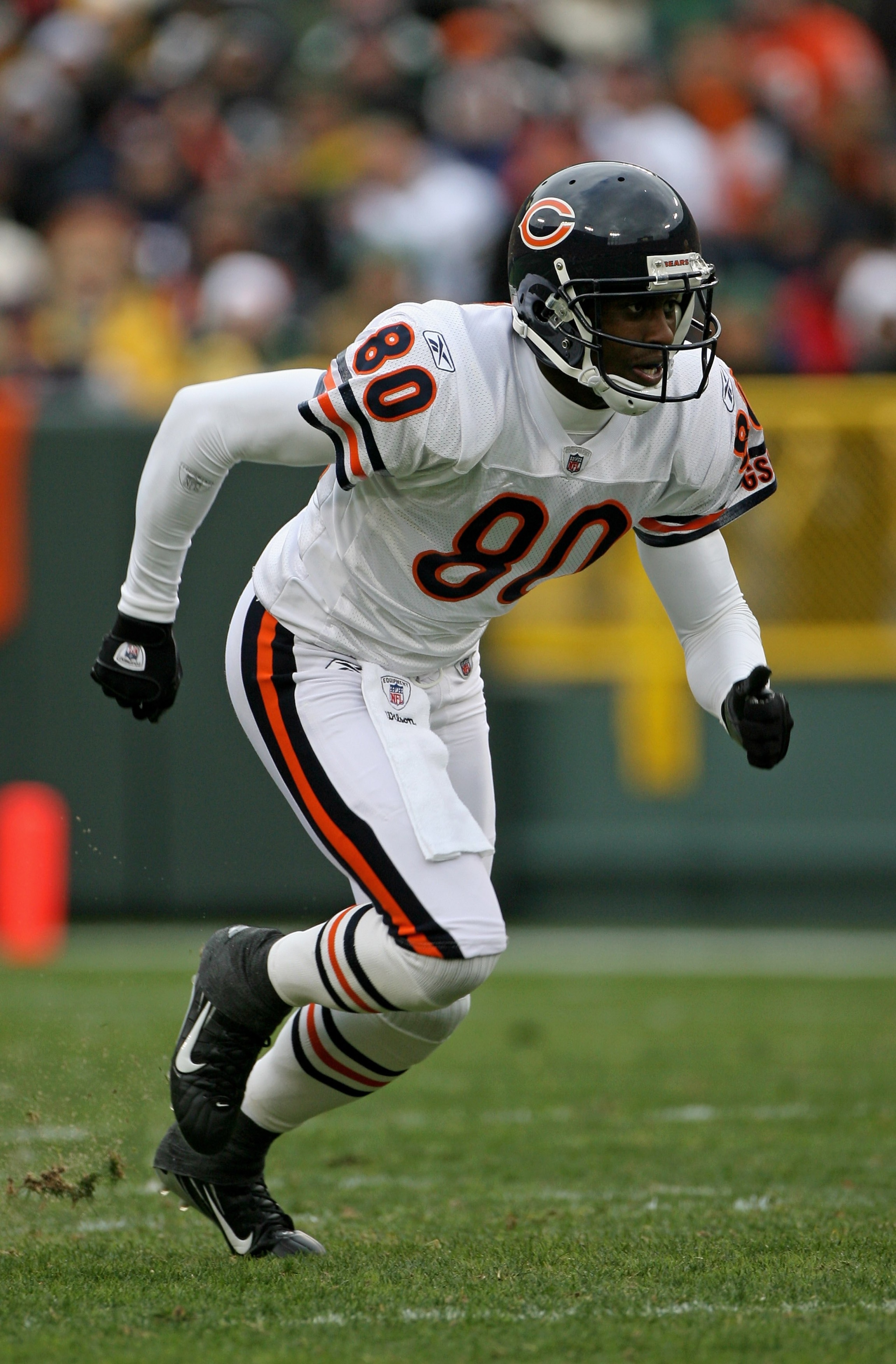 GREEN BAY, WI - NOVEMBER 16:  Wide receiver Brandon Lloyd #80 of the Chicago Bears leaves the line of scrimmage against the Green Bay Packers during NFL action at Lambeau Field on November 16, 2008 in Green Bay, Wisconsin. The Packers defeated the Bears 3