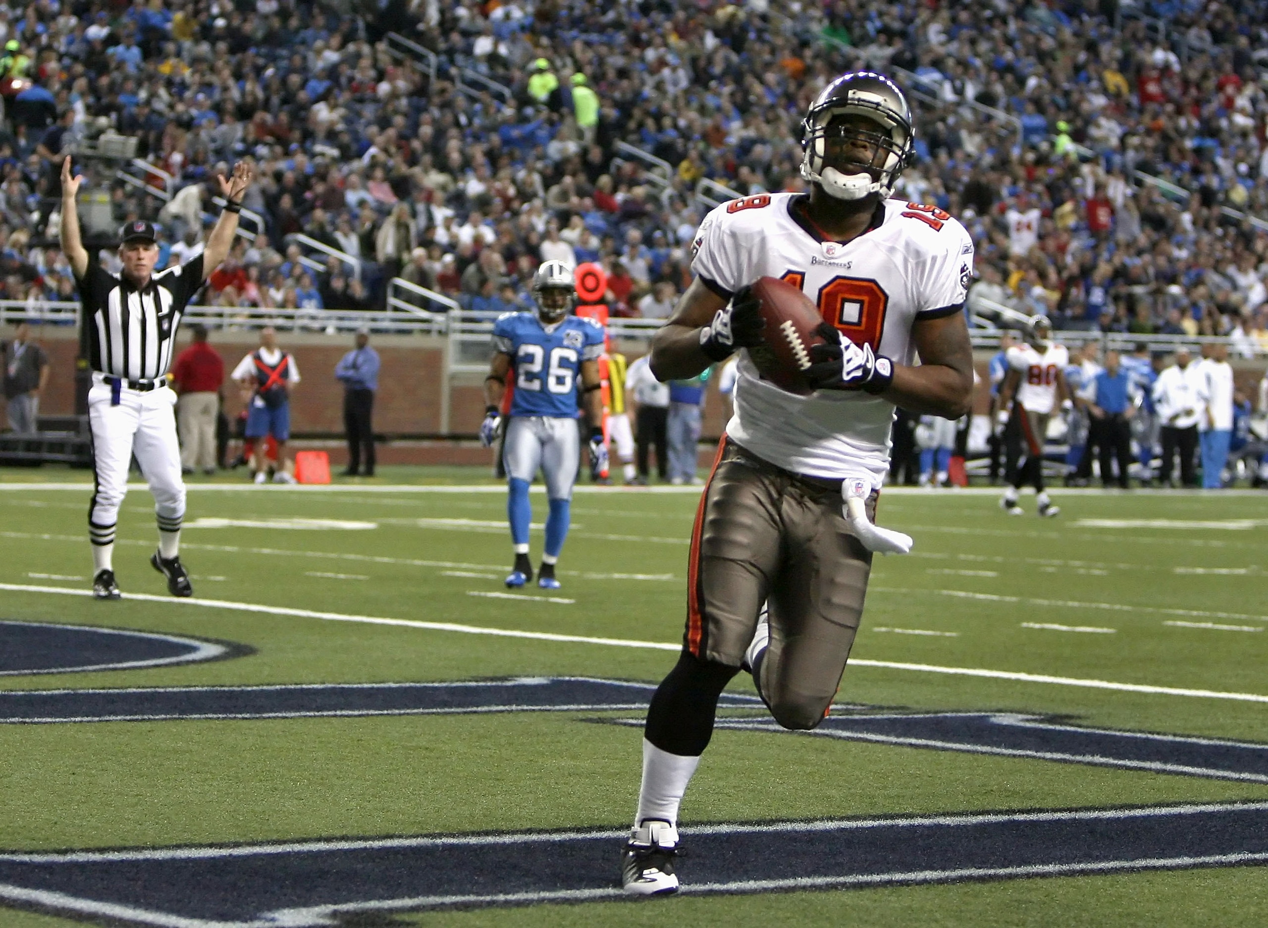 DETROIT - NOVEMBER 23:  Wide receiver Ike Hilliard #19 of the Tampa Bay Buccaneers scores on a 36 yard touchdown reception against the Detroit Lions during the second quarter of the NFL game at Ford Field on November 23, 2008 in Detroit, Michigan. The Buc