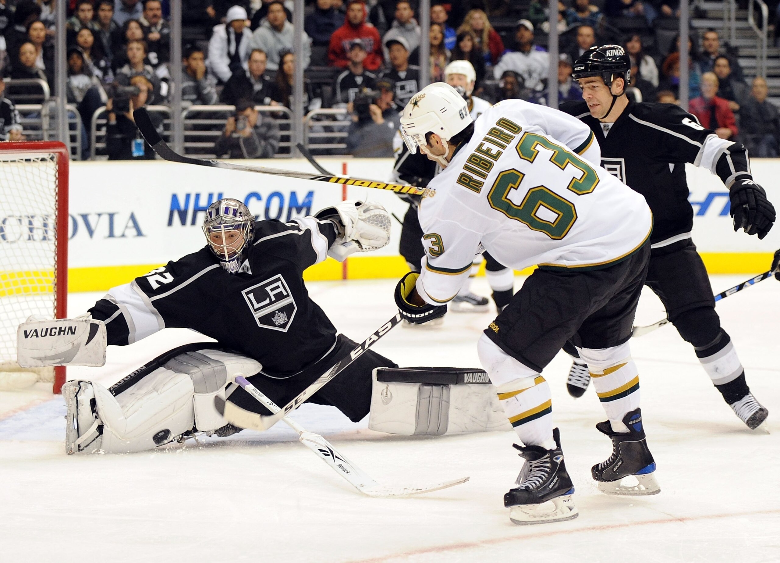 LOS ANGELES - DECEMBER 12:  Jonathan Quick #32 of the Los Angeles Kings makes a save on Mike Ribeiro #63 of the Dallas Stars during the third period at the Staples Center on December 12, 2009 in Los Angeles, California. The Kings defeated the Stars 3-2 in