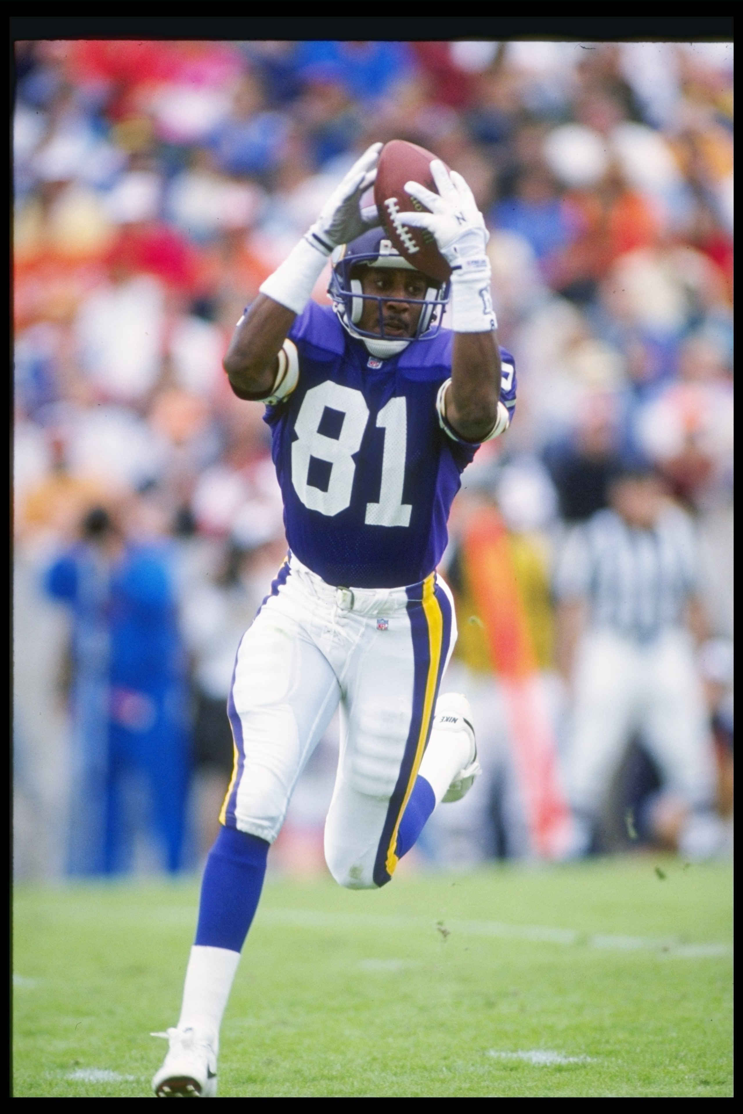8 Nov 1992:  Wide receiver Anthony Carter of the Minnesota Vikings catches the ball during a game against the Tampa Bay Buccaneers at Tampa Stadium in Tampa, Florida.  The Vikings won the game, 35-7. Mandatory Credit: Scott Halleran  /Allsport