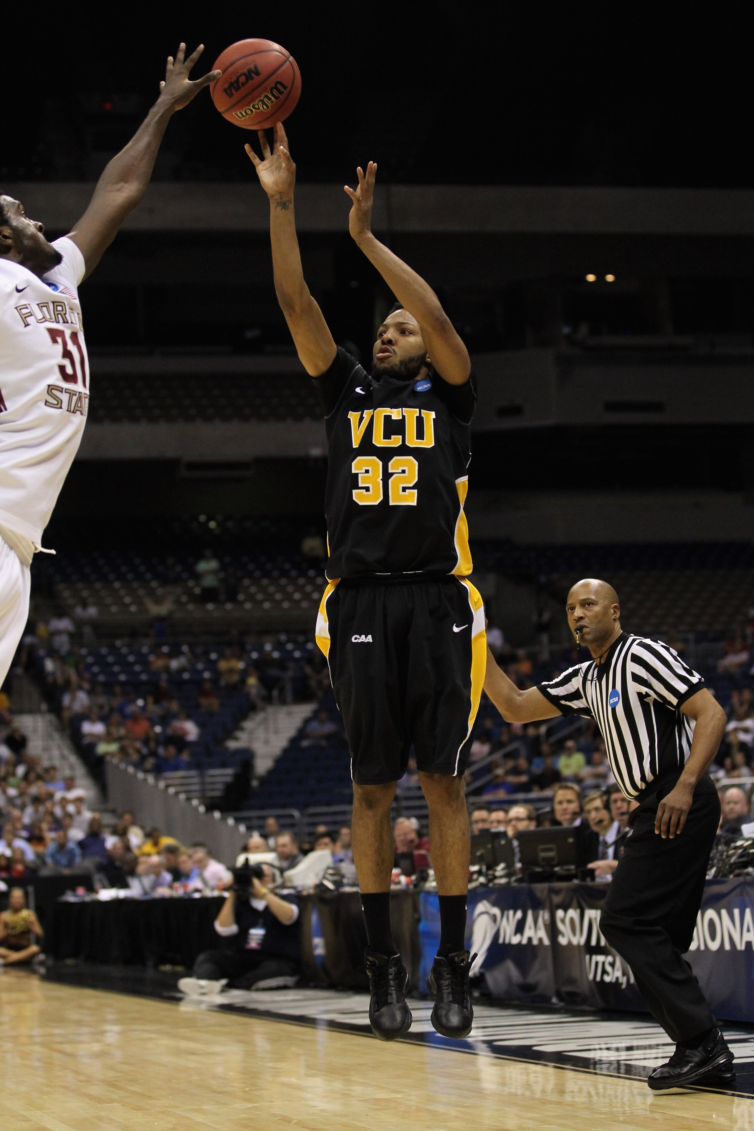 SAN ANTONIO, TX - MARCH 25:  Brandon Rozzell #32 of the Virginia Commonwealth Rams shoots against Chris Singleton #31 of the Florida State Seminoles during the southwest regional of the 2011 NCAA men's basketball tournament at the Alamodome on March 25, 2