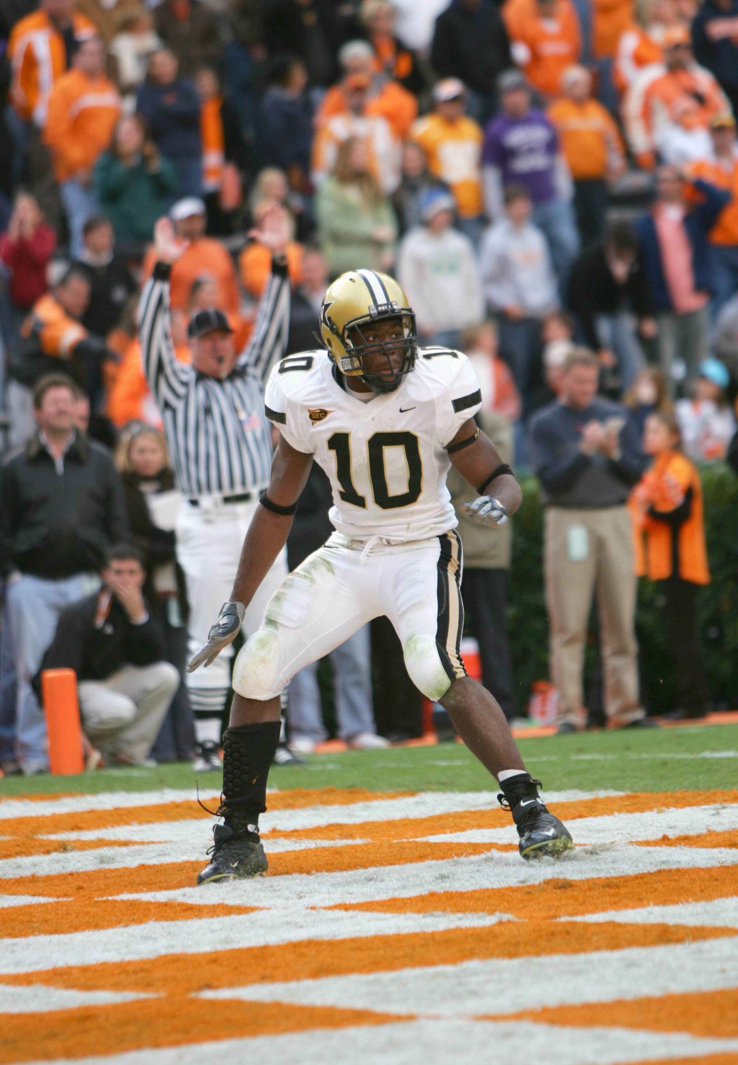 KNOXVILLE, TN - NOVEMBER 19:  Earl Bennett #10 of the Vanderbilt Commodores looks for the ball in the end zone during the game against the Tennessee Volunteers on November 19, 2005 at Neyland Stadium in Knoxville, Tennessee.  (Photo by Doug Pensinger/Gett